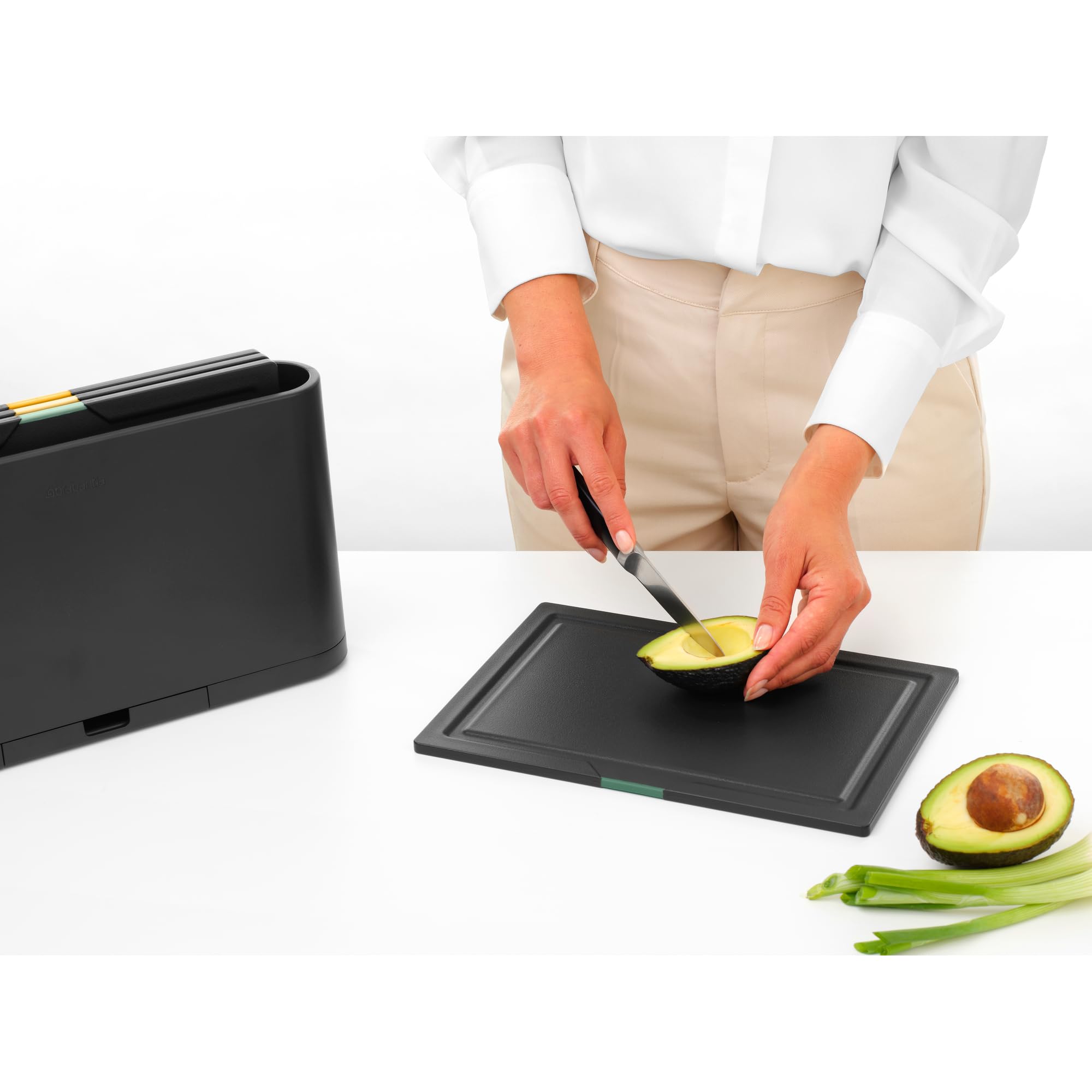 Juego de tablas de cortar TASTY+ Brabantia con soporte integrado para teléfono y tableta | 4 Tablas de cortar con estuche organizador | Doble cara | Aspecto de madera antideslizante | Dark Grey