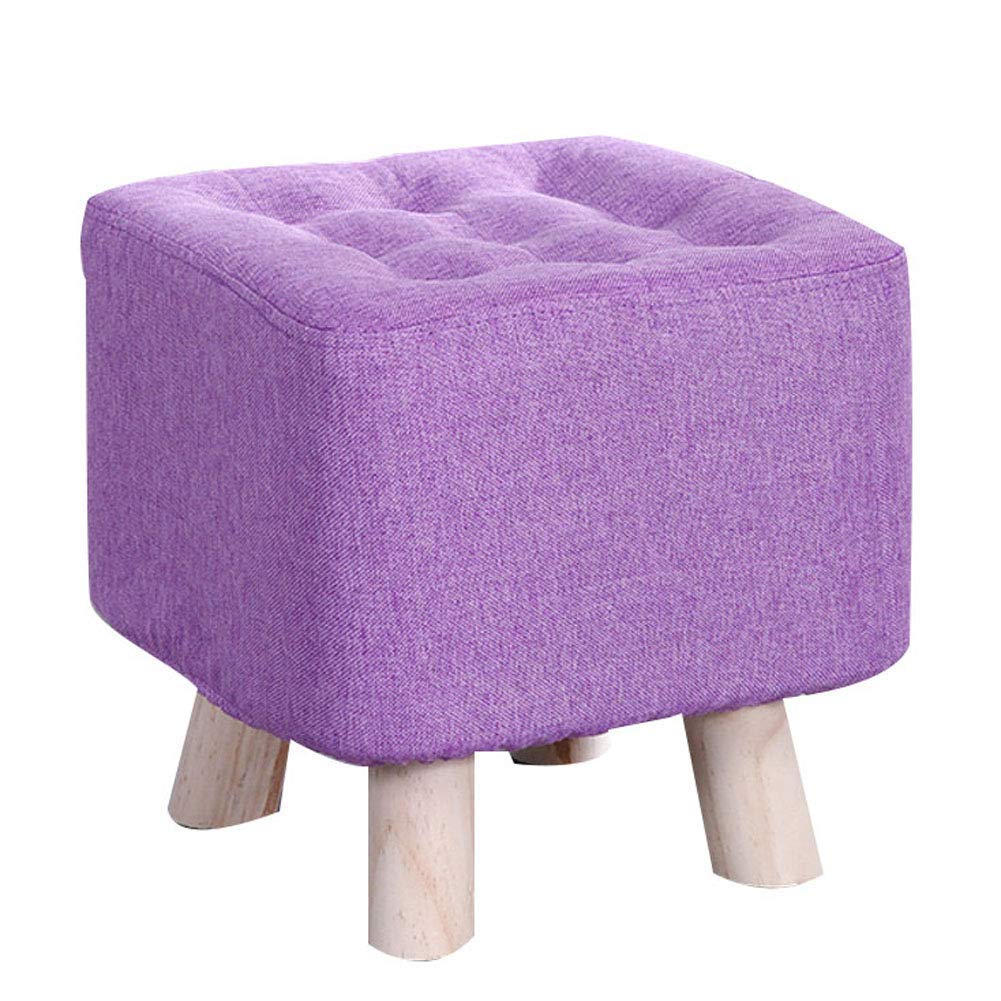 Tabouret de rangement en bois clair pour une assise confortable dans la chambre
