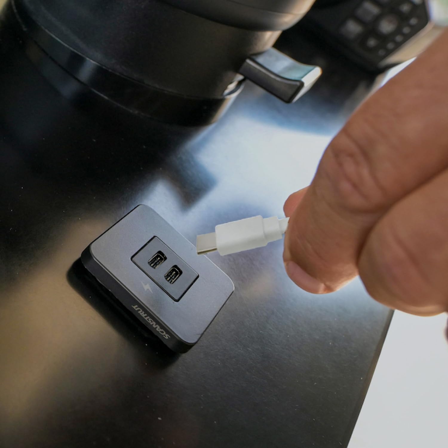 Scanstrut SC-TILE-20 flächenbündige Dual USB-C Ladebuchse 10-32 V | Bis zu 36 W bei 12 V / 60 W bei 24 V | Ultraflaches Profil 40 mm Fußabdruck | Schwarzer Rahmen | USB-C Ladegerät für Marine- und