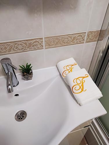 Juego de 2 toallas bordadas doradas con monograma, 11 x 18 pulgadas, extra absorbente, 100% algodón turco, acabado de terciopelo suave, para baño,