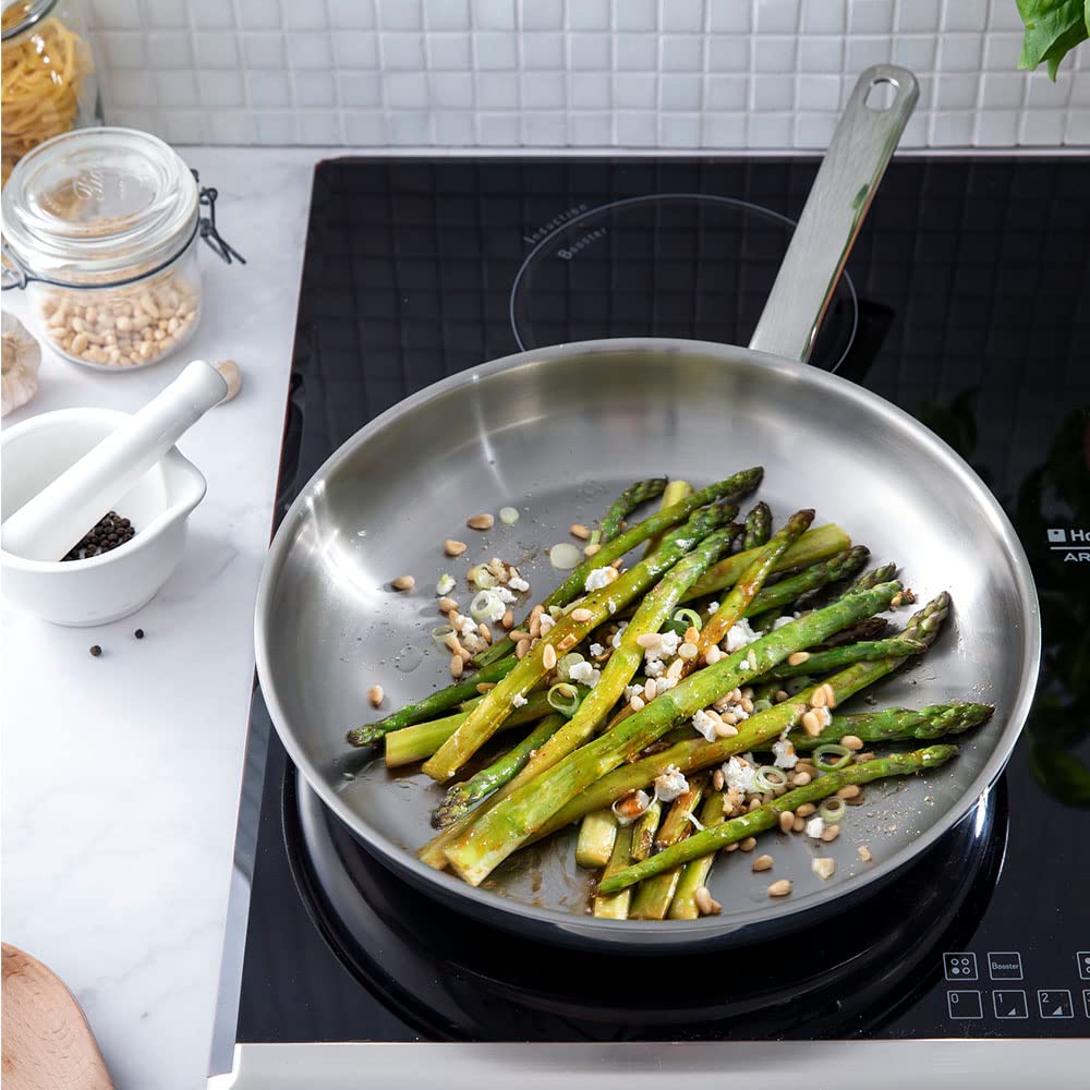 BK Bright Poêle à Frire en Acier Inox de 24 cm, Extérieur Poli, Poignée Stay Cool, Cuisson Professionnelle, Induction, Va au Four jusqu'à 230°C, Ustensiles en Métal, Lavable au Lave-Vaisselle, Argent