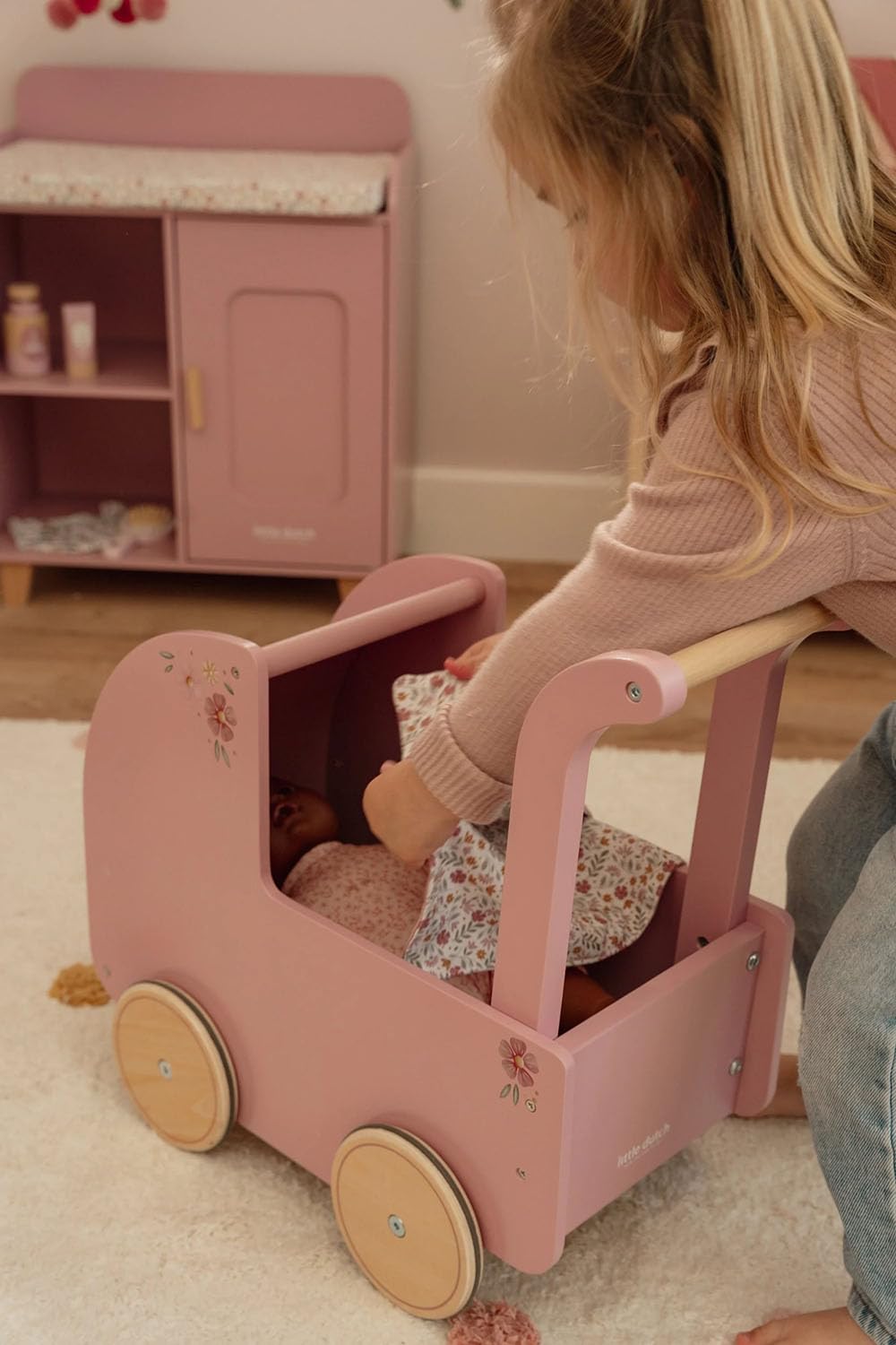 Little Dutch Cochecito para muñecas de madera, incluye ropa de cama, ruedas de goma, flores blandas, color rosa