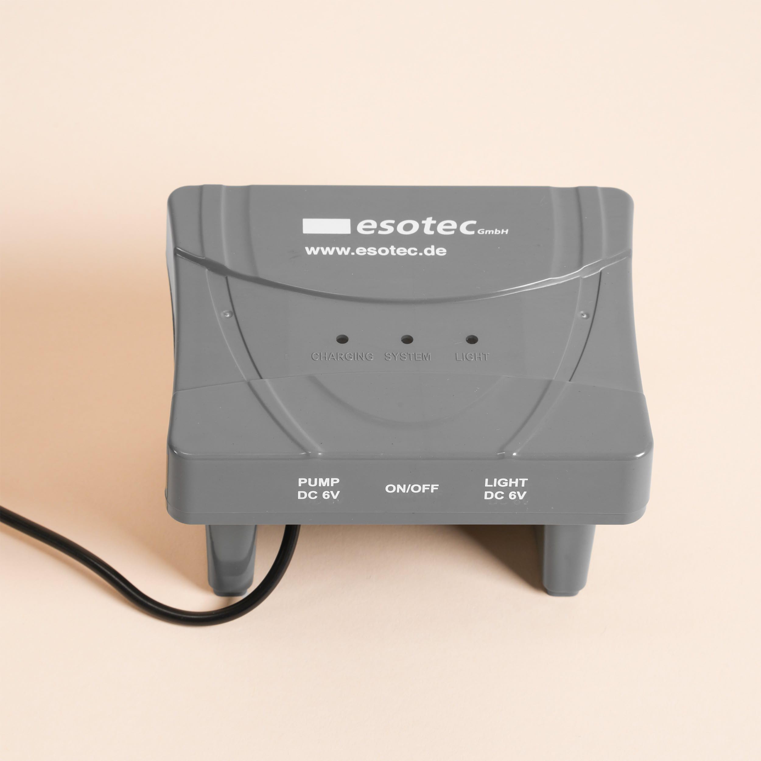 esotec Solar Teichbelüfter Set 8/200, 6,4V/DC Belüfterpumpe, LiFePO4 Akku, Teichbelüftung, Sauerstoffpumpe 200l/h Luftleistung, Solarpanel 8W, Erdspieß 101878