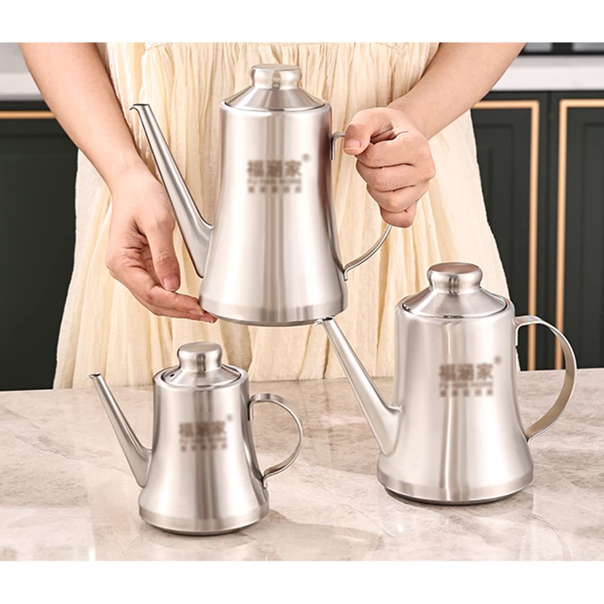 Dispenser per olio d'oliva con coperchio antipolvere, ampolla per aceto in acciaio inox con filtro e beccuccio antigoccia per cucinare e servire comodamente