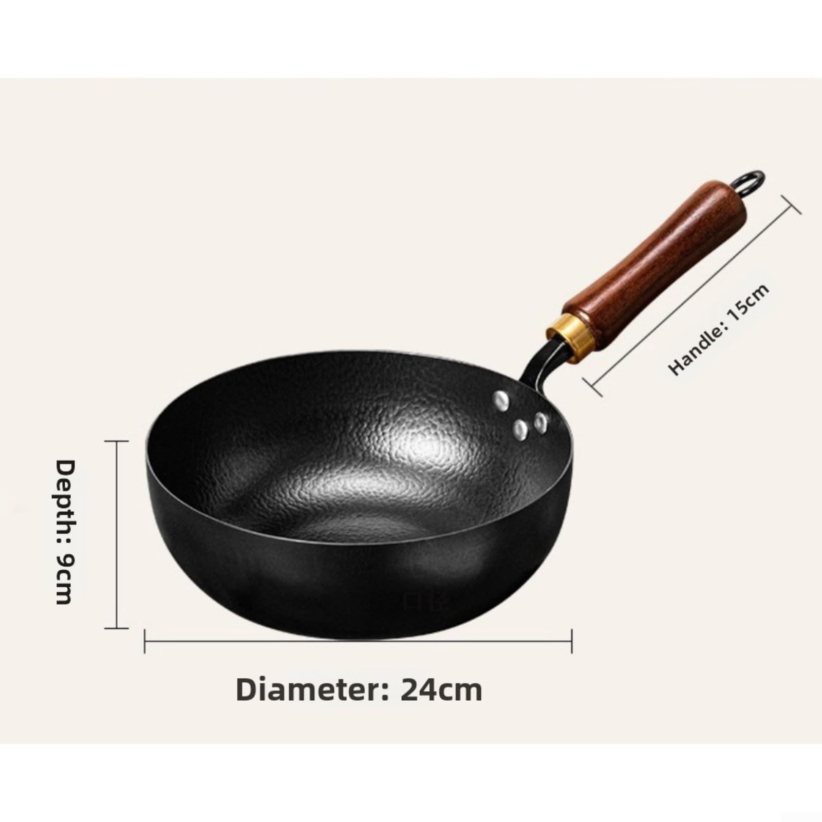 Hand-Hammered Cast Iron Wok 24 cm Wooden Handle | El compuesto de metal sólido se coloca en la zona de cocción, distribuye el calor de manera uniforme y facilita la cocción.