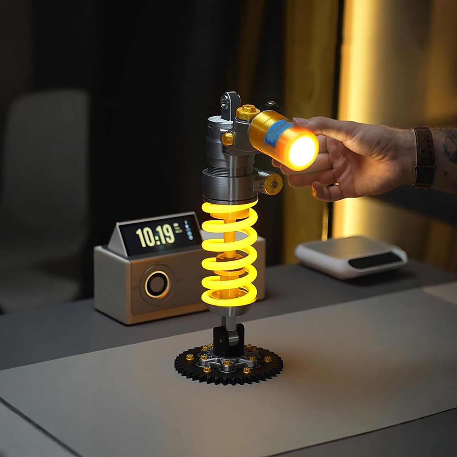 Lampa biurkowa w kształcie amortyzatora (druk 3D) – lampka nocna LED w stylu industrialnym ze sterowaniem dotykowym, zasilana bateriami (3x AA); idealna do pokoju gracza lub garażu