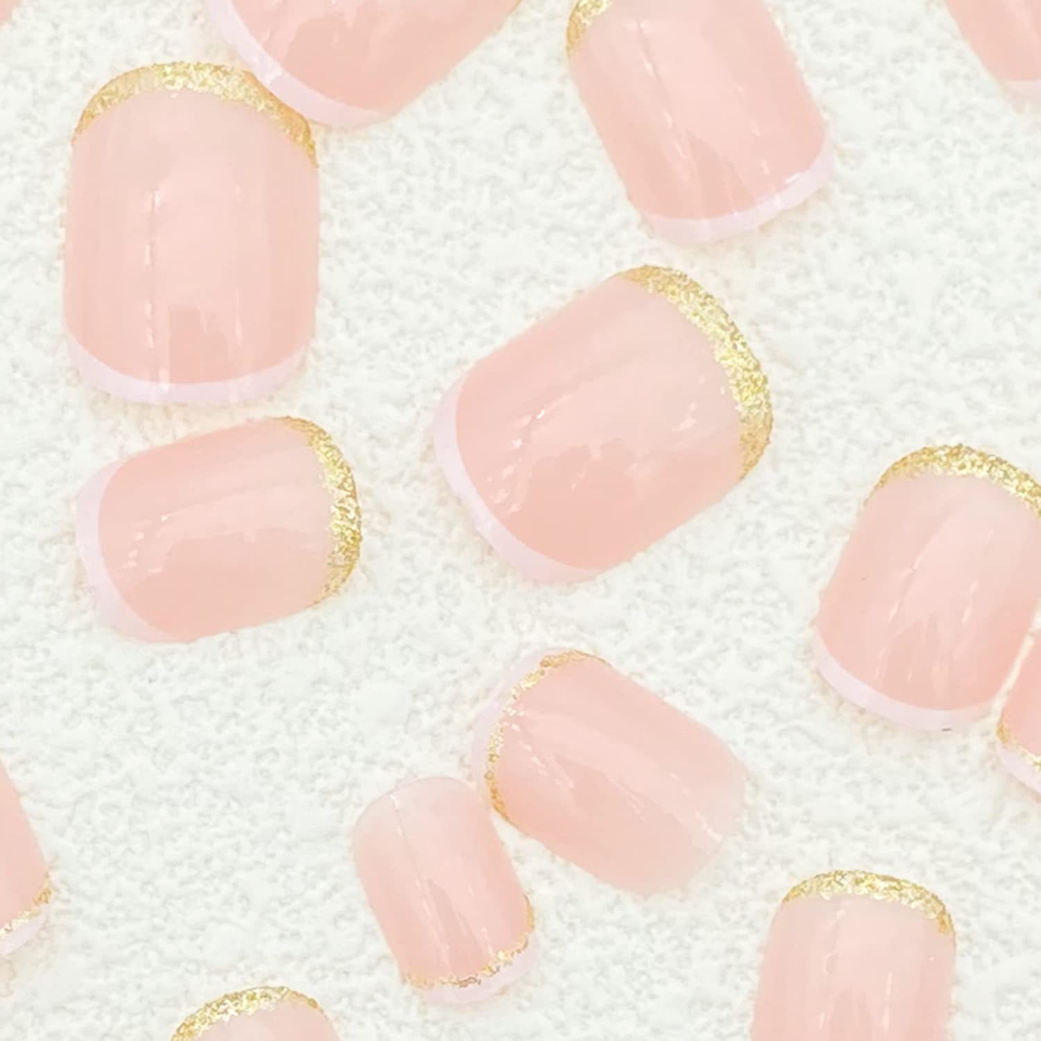24 uñas postizas cortas, uñas postizas a presión con punta francesa, uñas postizas de cobertura completa con diseños de pegamento brillante en las uñas blancas y doradas, uñas acrílicas rosas 5