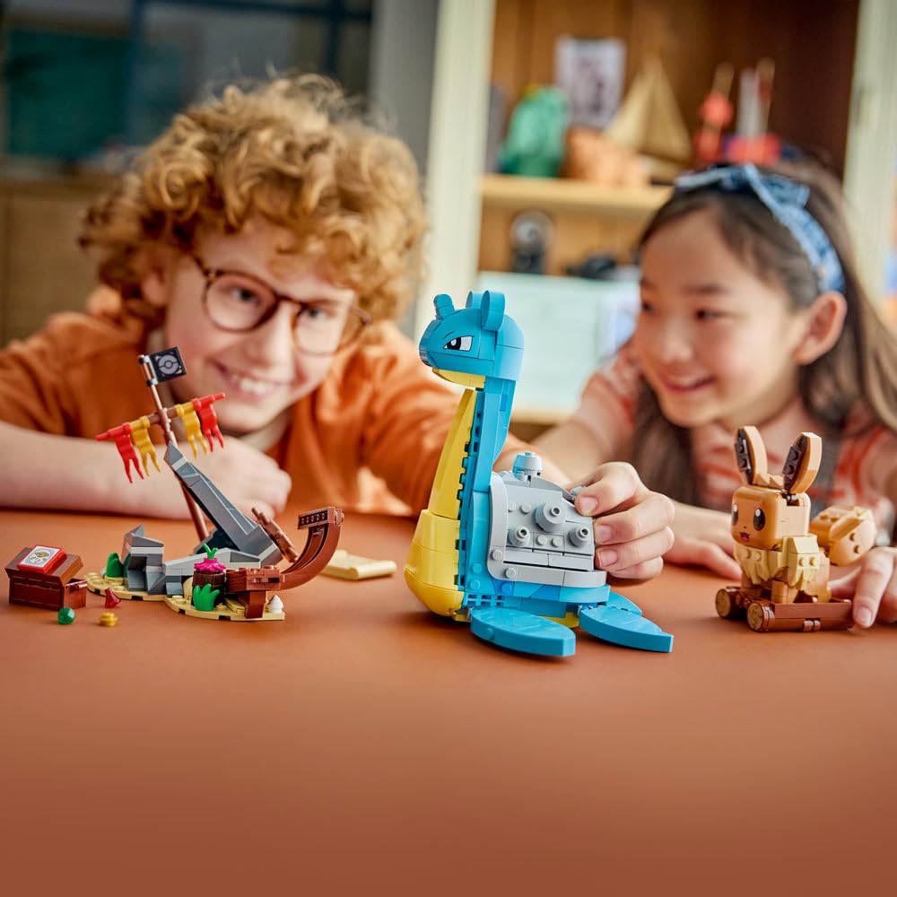 LEGO Pokémon SMART Play: Eevee i Lapras — poszukiwanie skarbów 72162 | Interaktywna zabawka z figurkami Pokémonów z klocków, zestaw kompatybilny, prezent dla dzieci 8+, 3 SMART Tagi, 623 elementy