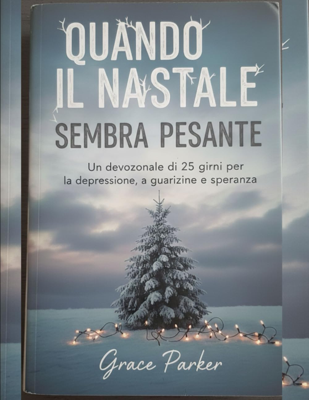 QUANDO IL NATALE SEMBRA PESANTE: Un devozionale di 25 giorni per la depressione, la guarigione e la speranza