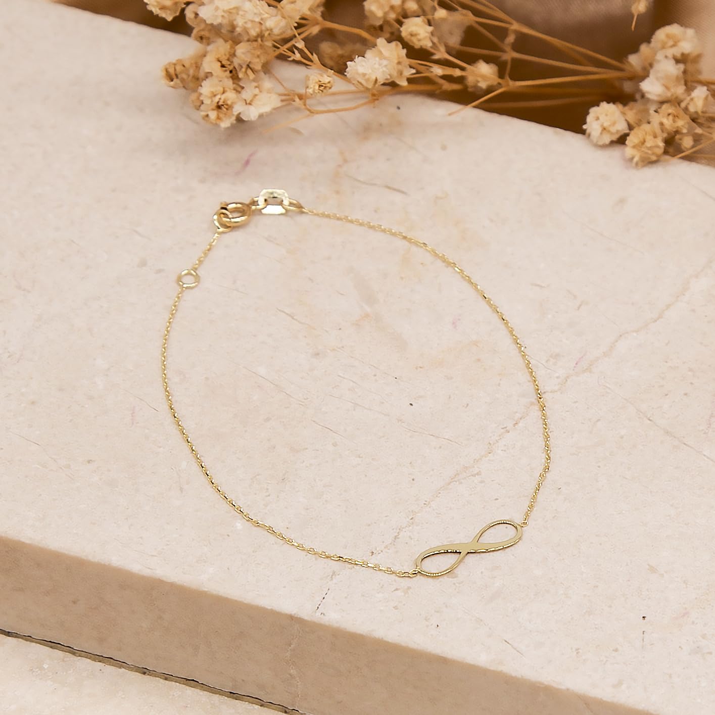 CARISSIMA Bracciale da donna in oro giallo 9 ct con simbolo infinito da 15,5 x 4,8 mm e catena regolabile, 18–19 cm