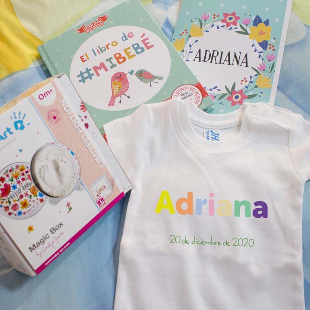 Regalo para bebé. Canastilla personalizada con body, El libro de mi bebé, cubiertos infantiles y tarjeta en caja de madera