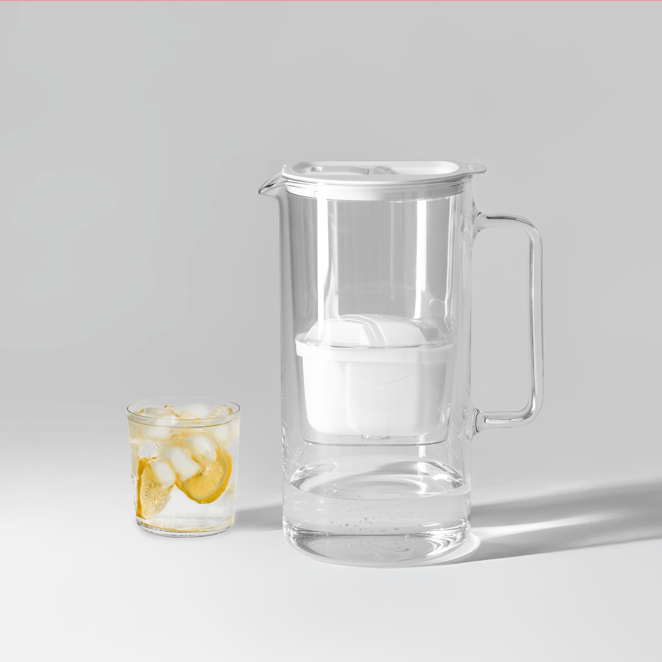 Wessper Carafe filtrante en verre 2L, sans BPA Carafe à eau avec compteur de filtre intelligent, Pichet avec cartouche filtrante au charbon actif et anti-calcaire - Blanc