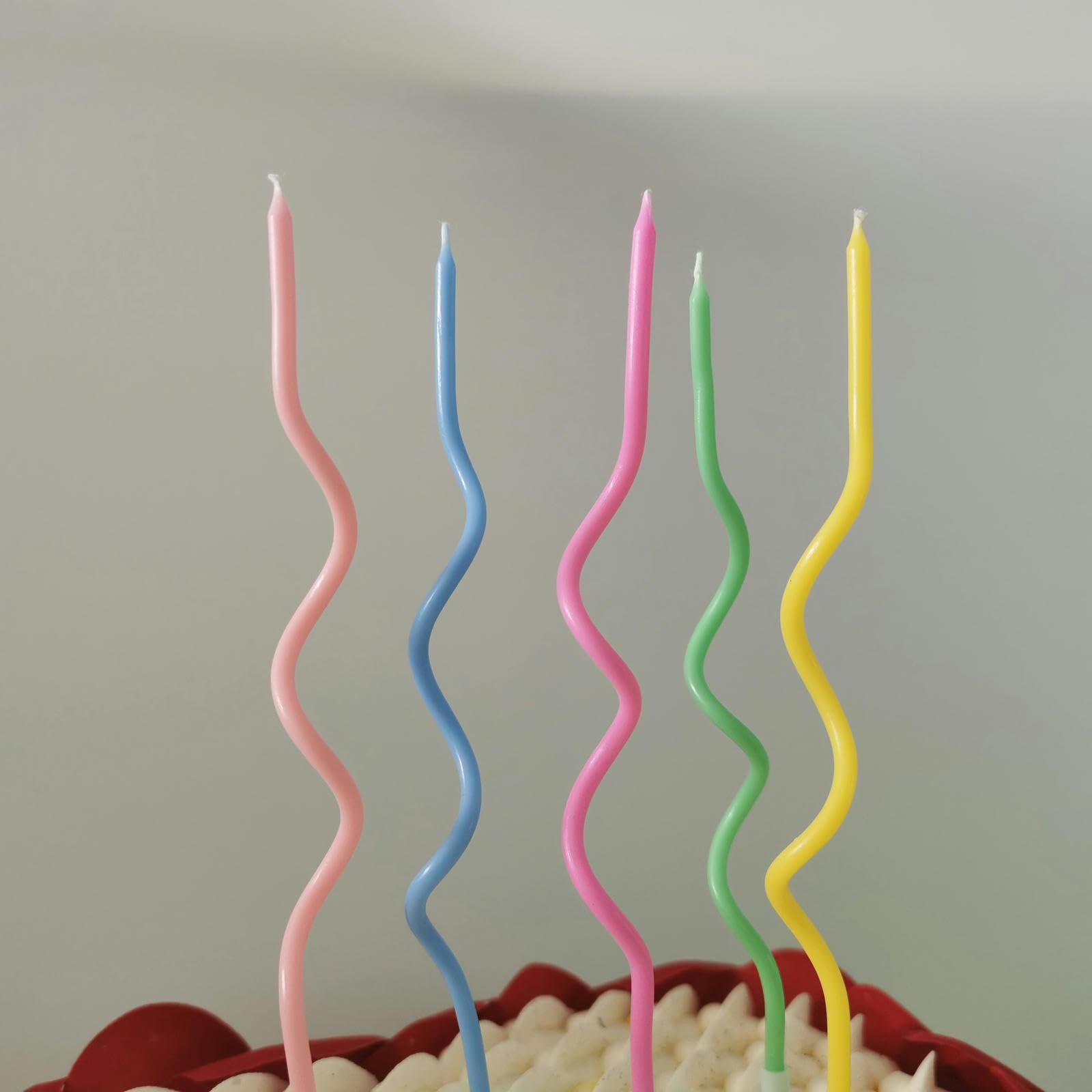Bougie macaron spirale colorée avec forme incurvée créative