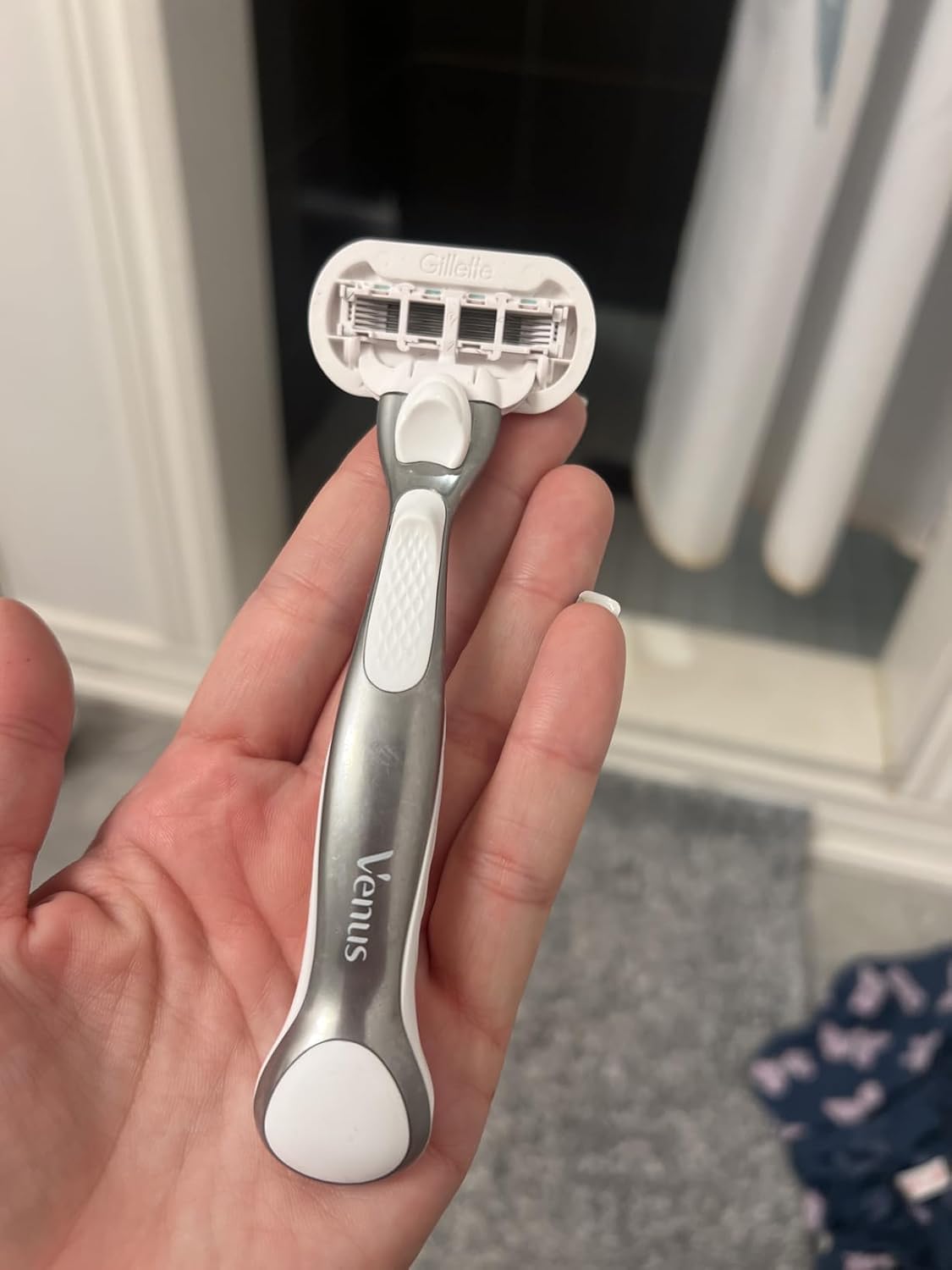 Gillette Venus Extra Smooth Sensitive Razor for Women, Includes 1 Reusable Razor Handle + 2 Refills, for Sensitive Skin with Metal Handle and Shower Holder