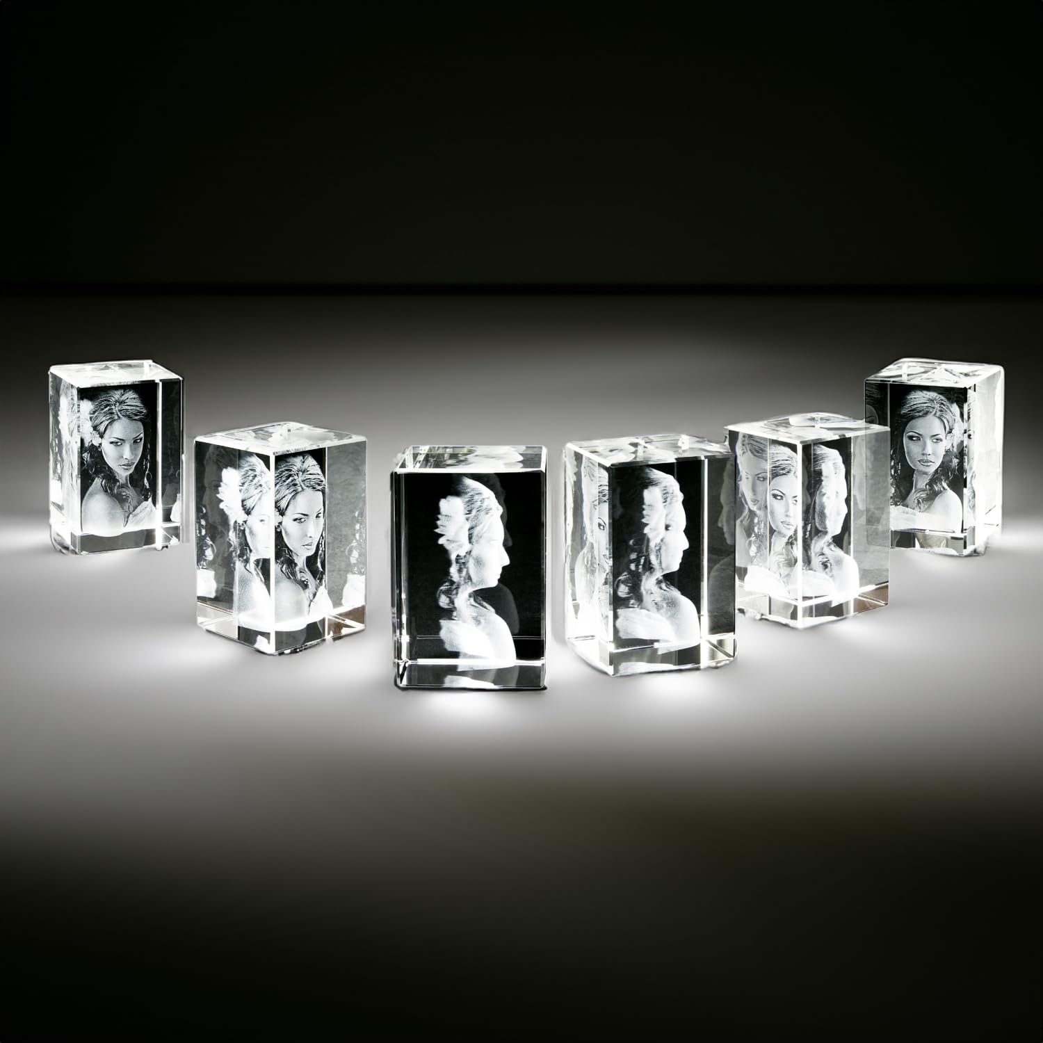 contento | 3D Glasfoto | Foto in Glablock gelasert | Hochwertiges Kristallfoto | Personalisiertes 3D Glas-Geschenk | (Glasblock, M Querformat (90x60x60mm) inkl. Sockel | bis 3 Personen/Tiere