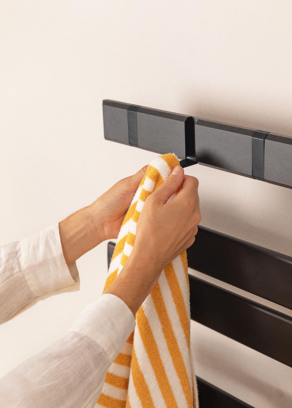 CREATE / Warm Towel Modern/Porte-Serviettes électrique Noir / 80x50 cm / 2 en 1, 6 Modes de Fonctionnement, écran LCD, minuterie jusqu'à 24h, 400W