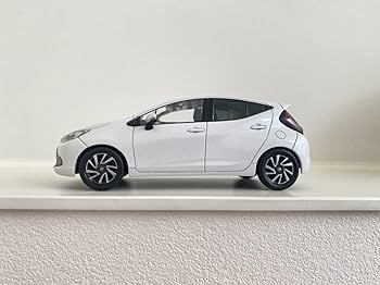 トヨタ アクア プラチナホワイトパール 色見本 カラーサンプルミニカー　新品1台 Amazon | トヨタ 新型アクア AQUA カラーサンプル 1/30ミニカー