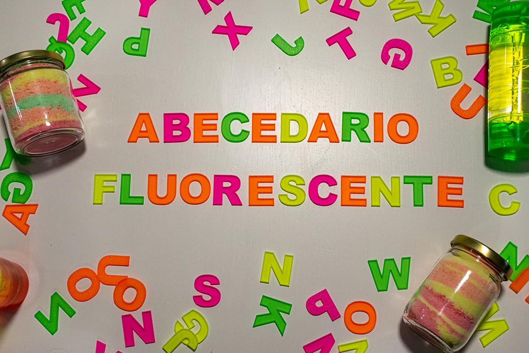 Abecedario Fluorescente en mayúsculas - 94 Letras - Letras neón Que Brillan con luz Negra - Material para luz Negra