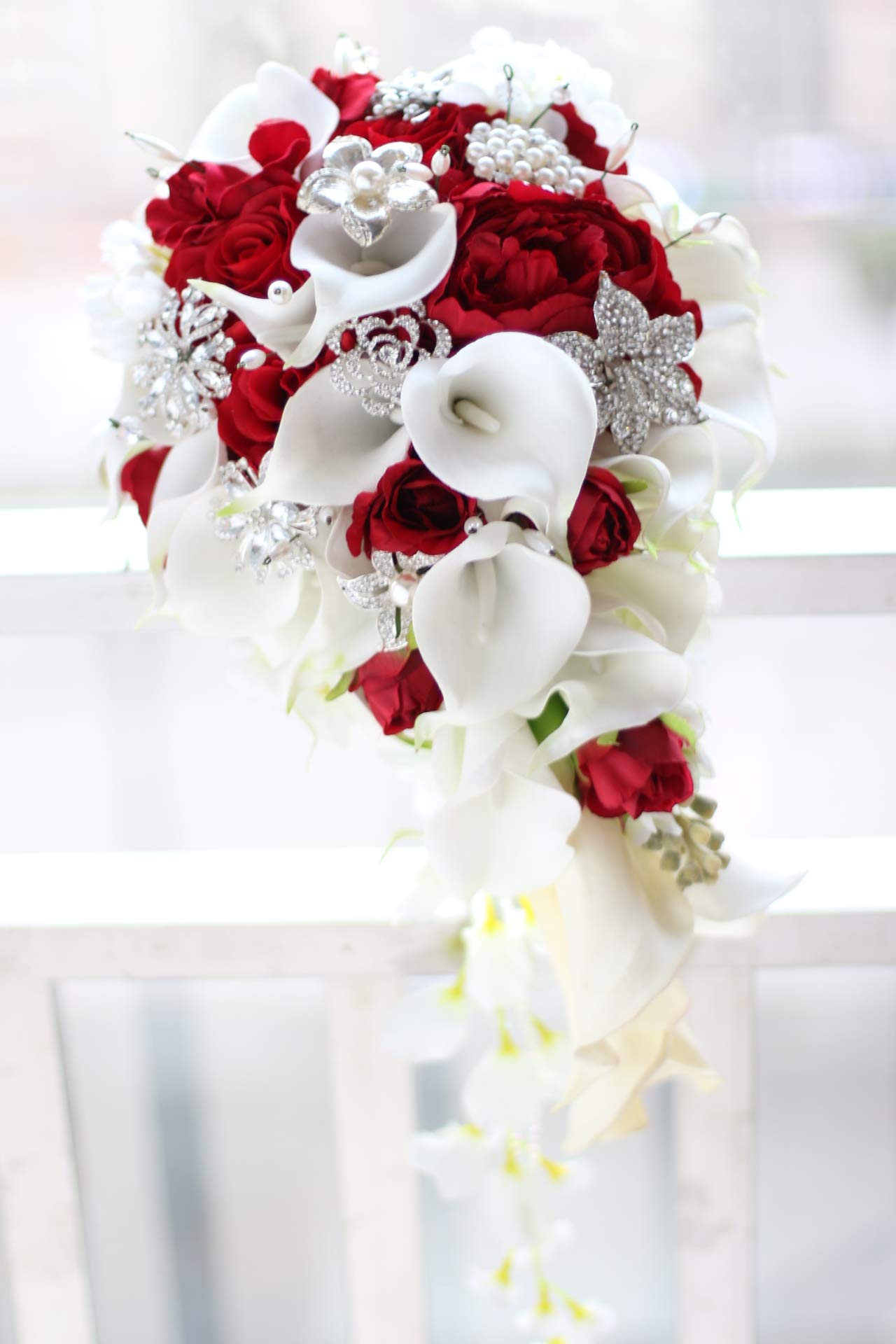 YIFUwedding IFFO Bouquets de mariée avec Fleurs de lys Calla artificielles, Diamants et Perles Roses, décoration de fête de Mariage (Rouge)