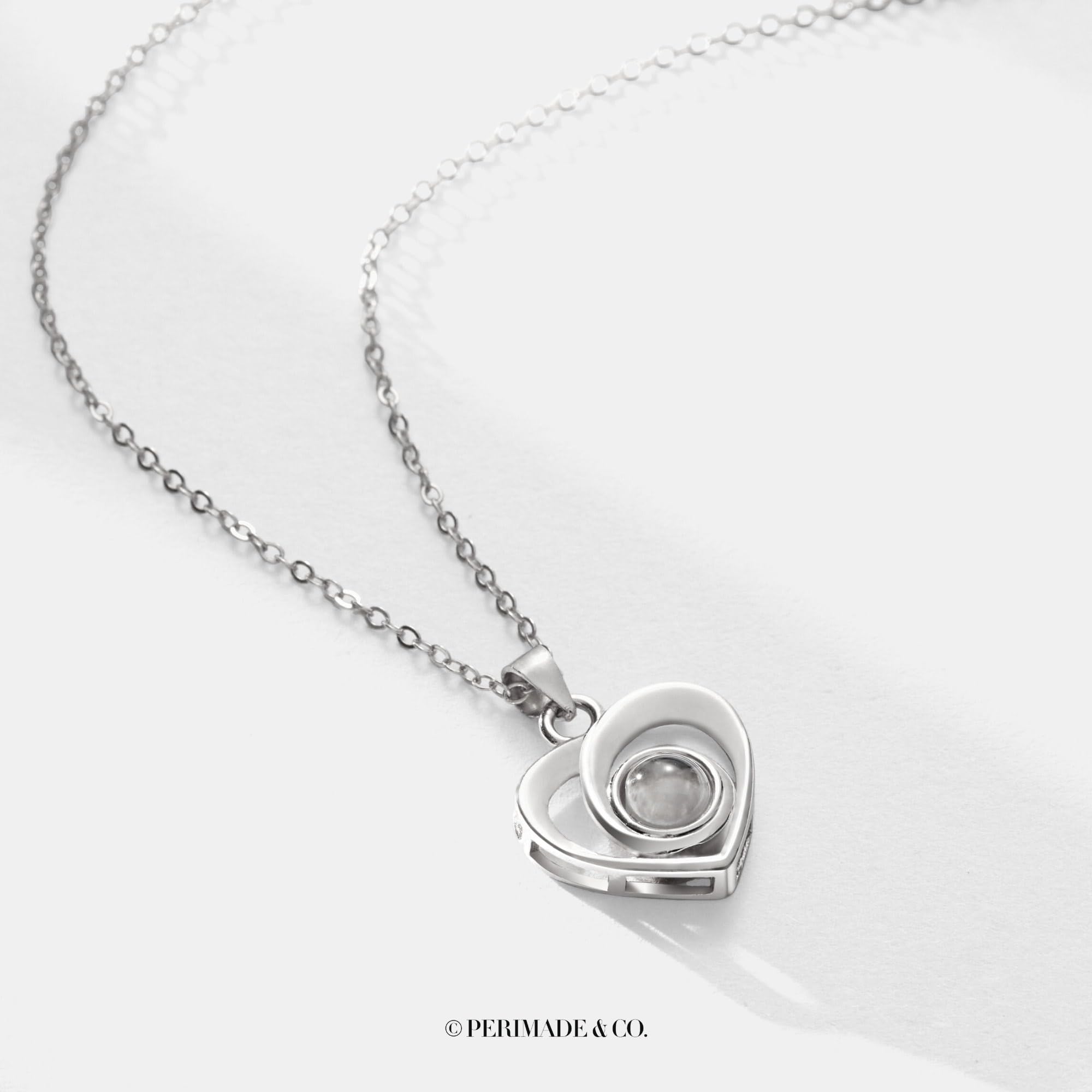 PERIMADE Collana con foto personalizzata con ciondolo a proiezione di immagini personalizzate per donne, testo personalizzato e amore in 100 lingue Collana con ciondolo a forma di cuore in argento