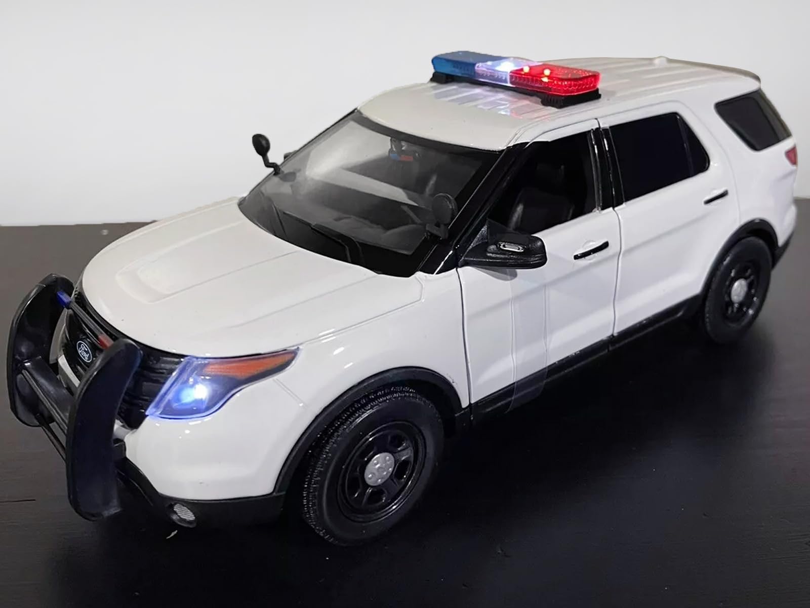 2015 Police Interceptor Utility White with Flashing Light Bar and Front and Rear Lights and 2 Sounds 1/18 Diecast Model Car by Motormax 73995