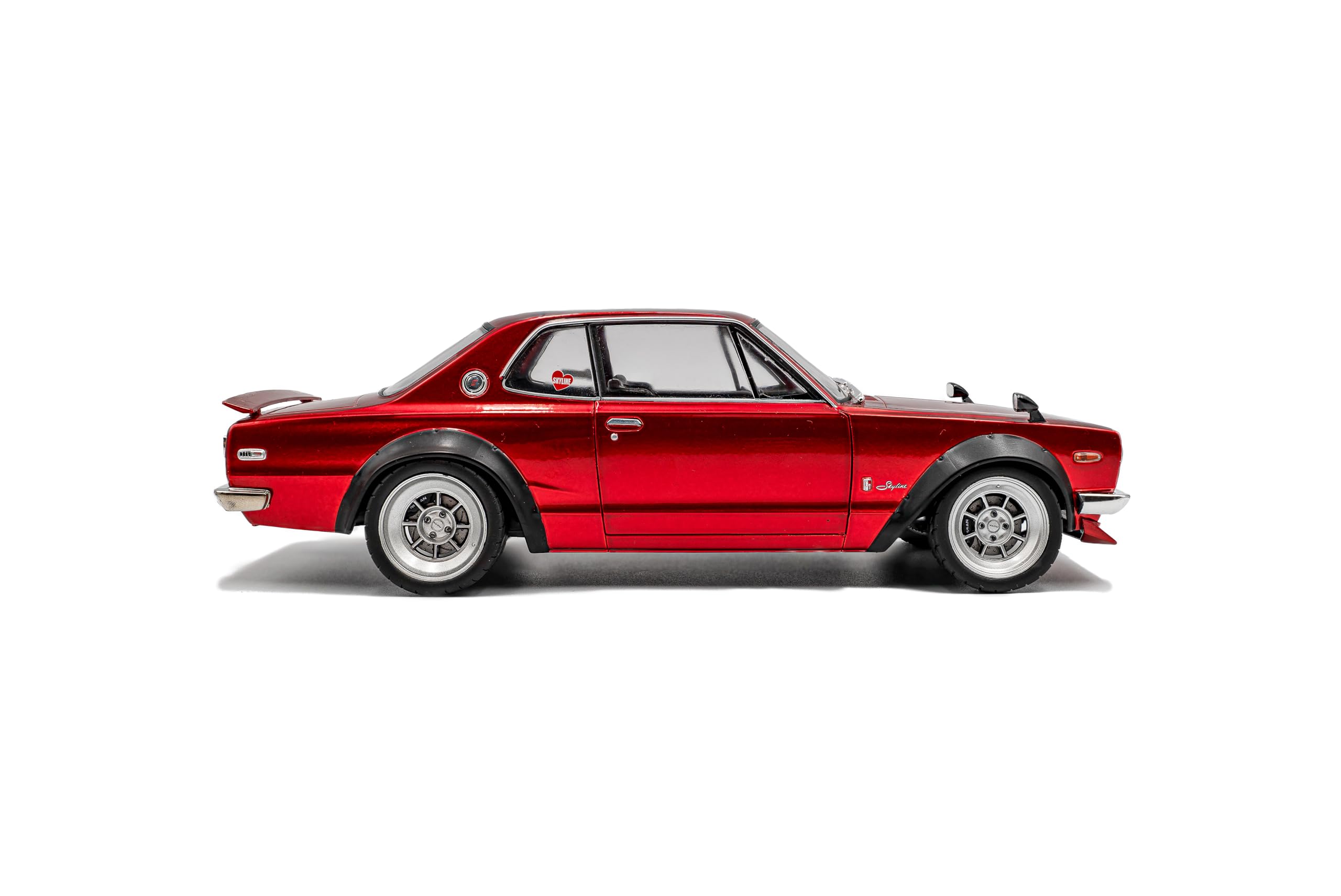 Solido Nissan Skyline (C10) Hakosuka – JDM-Klassiker, kantige Coupéform, Motorsport-Look, Kotflügelverbreiterungen, Diecast Modellauto, Rot, 1:18