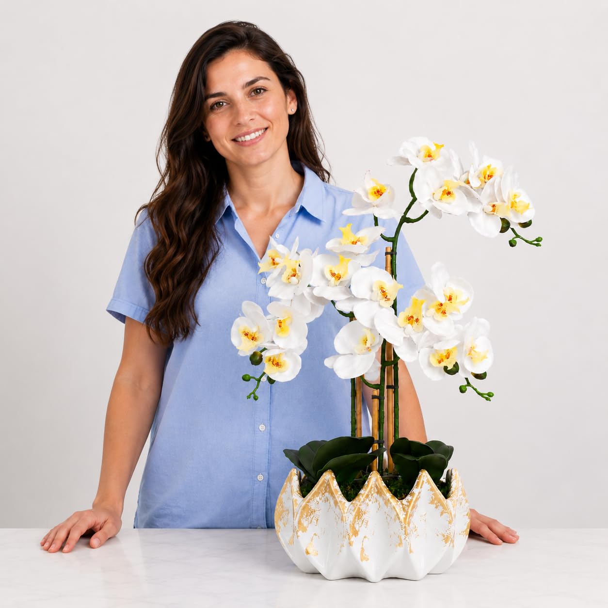Orchidées artificielles comme de vraies fleurs blanches 70 cm – Fleurs artificielles en pot faciles d'entretien, sans arrosage, fabriquées à la main au Portugal avec mousse, bambou et