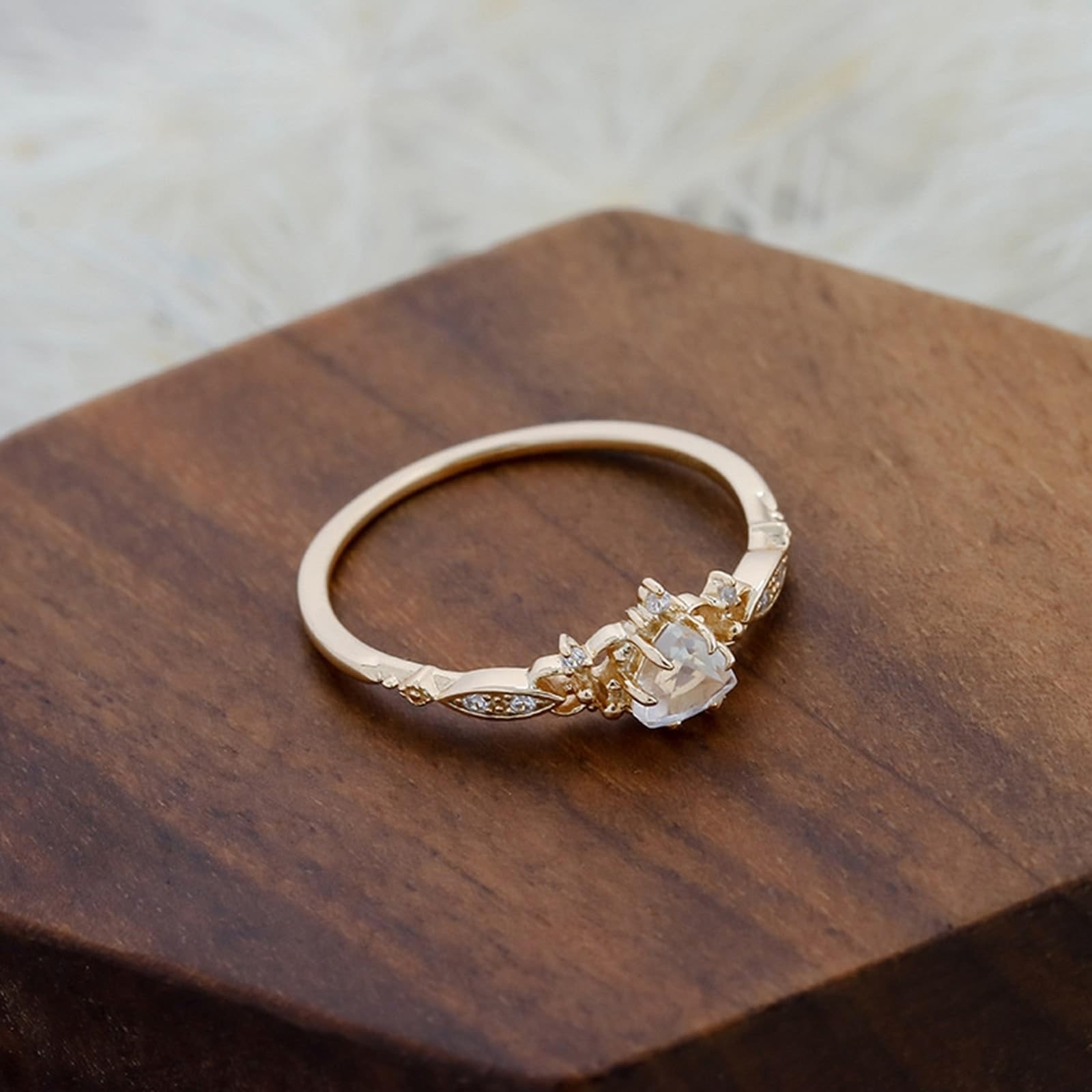 Bague solitaire au 375/585/750 en or jaune avec triangle et pierre de lune multicolore classique