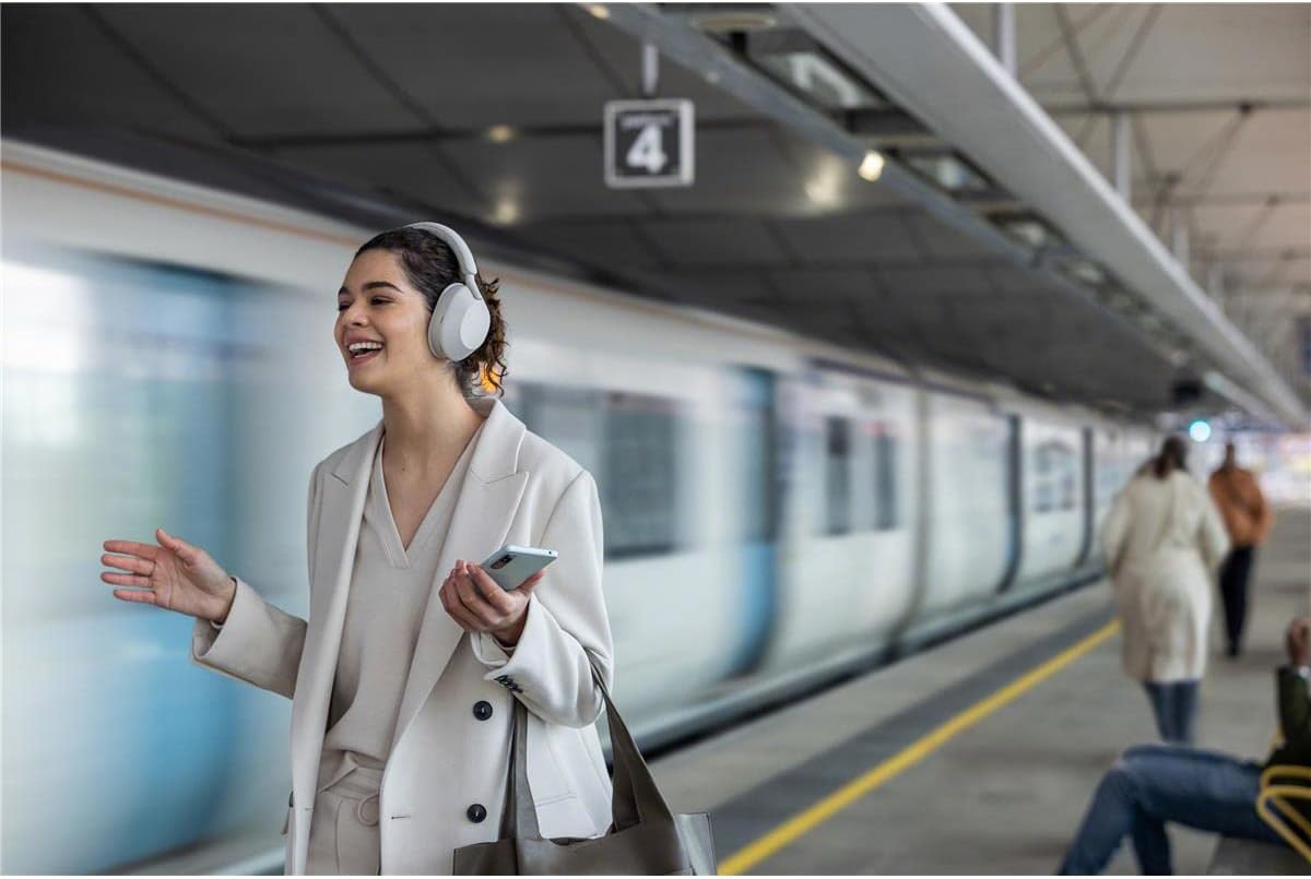 Sony Title WH-1000XM5 The Best Wireless Noise Canceling Headphones with Auto Noise Canceling Optimizer, Crystal Clear Hands-Free Calling, and Alexa Voice Control, Silver, with Stand, P-Bank