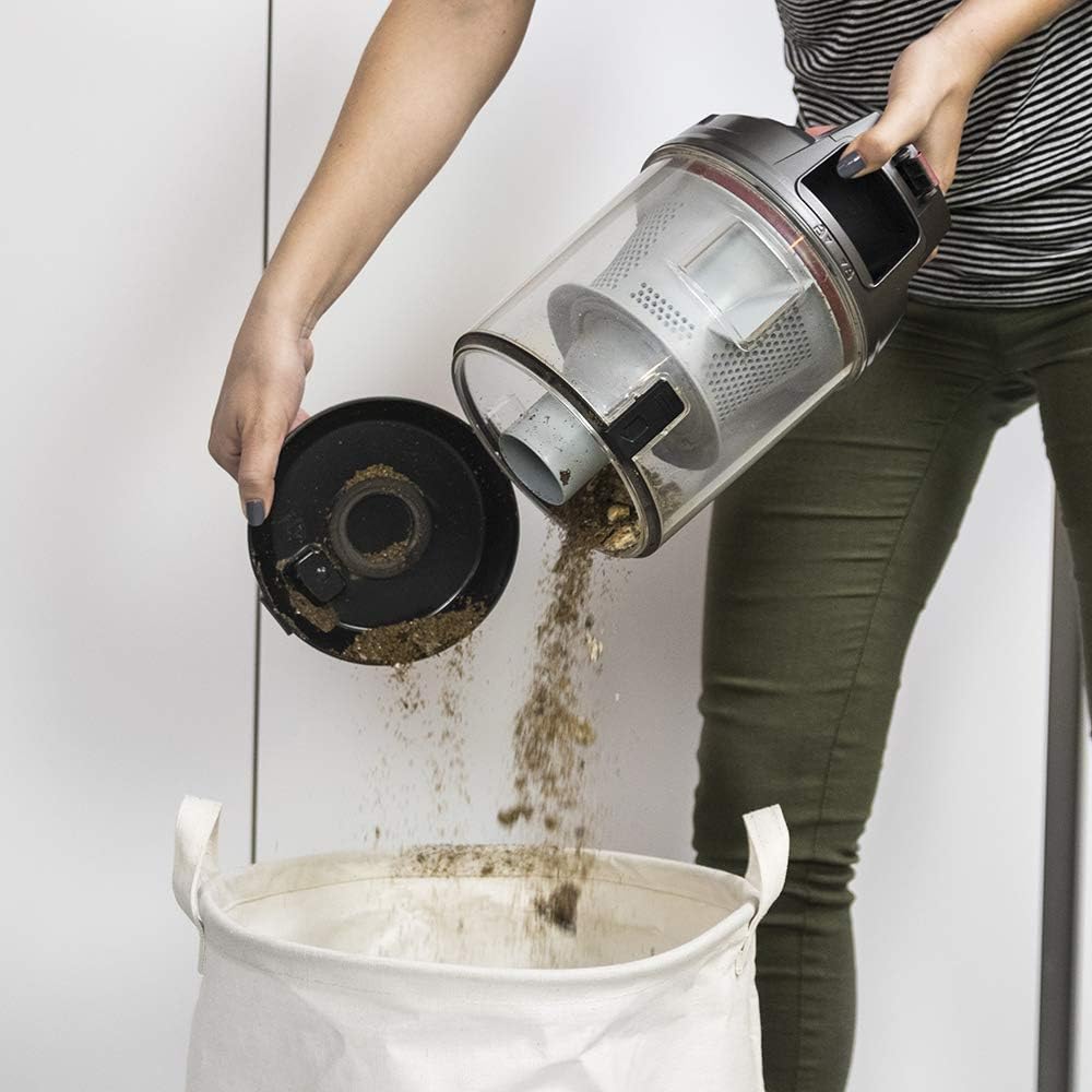 Person emptying the dustbin of the Cecotec Conga EcoExtreme 3000 vacuum cleaner