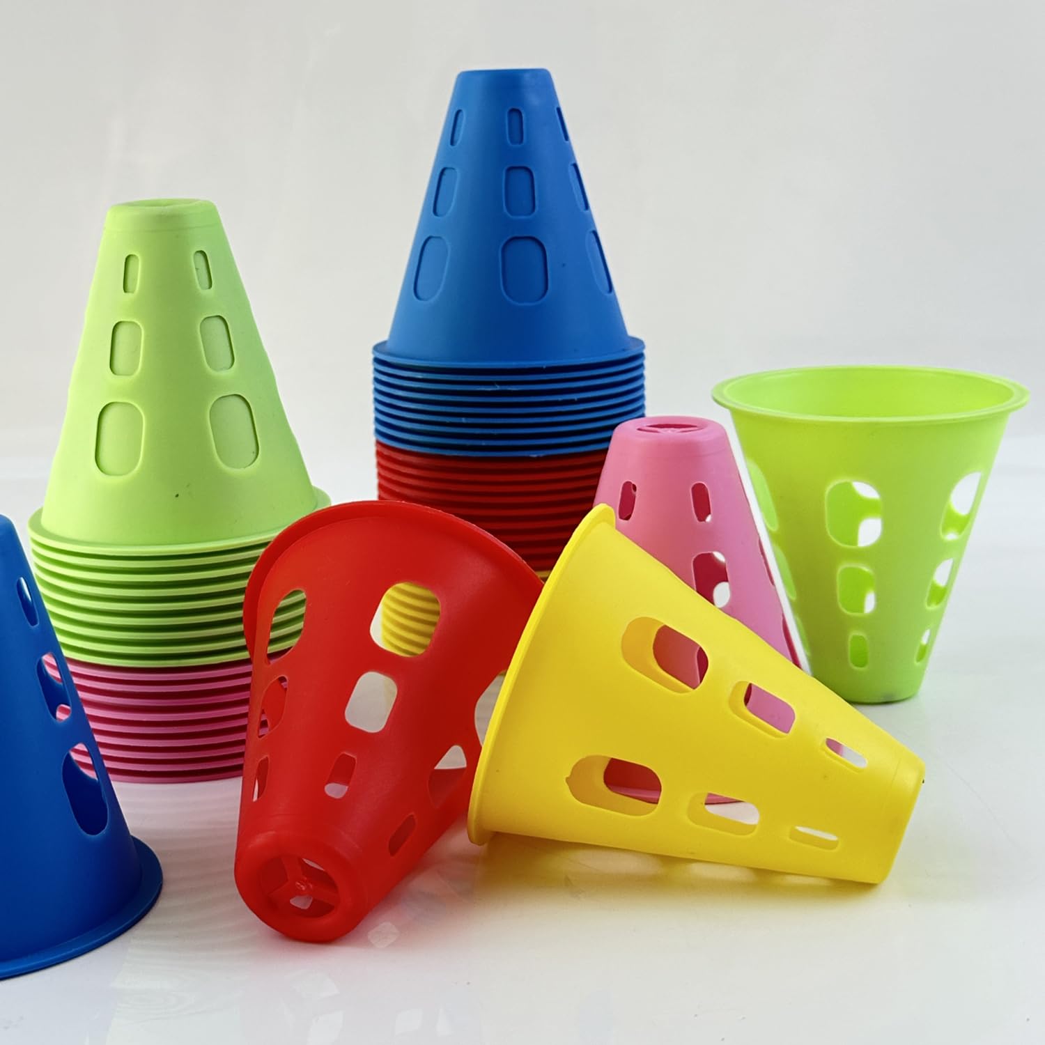 Coni di Slalom,Slalom Coni di Allenamento，Coni per Allenamento Sportivo, Set da 50 Pezzi, Ostacoli per l'allenamento di Bambini, Calcio e Pattinaggio a rotelle