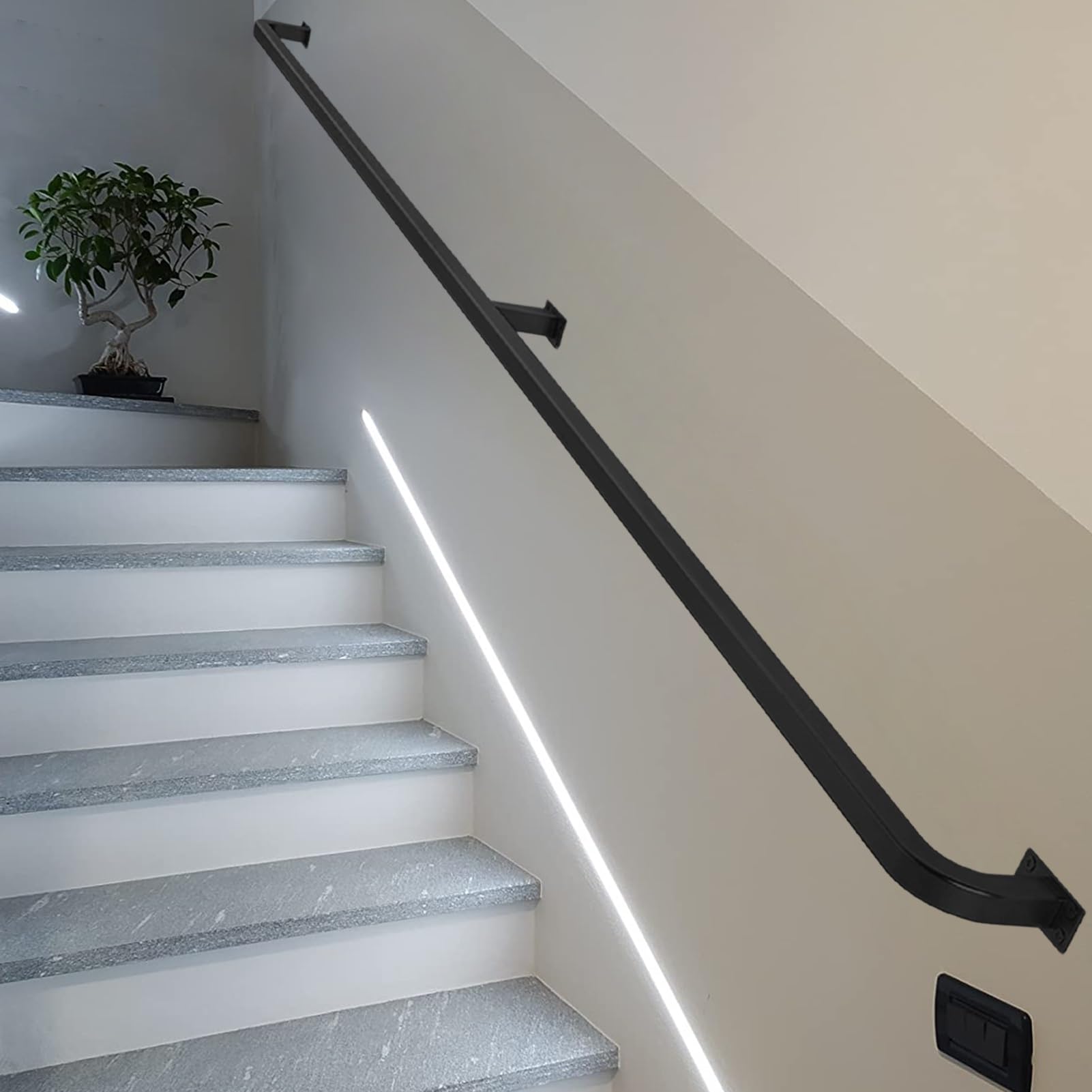 Rampe d'escalier robuste en tube de fer noir pour sécuriser les accès difficiles