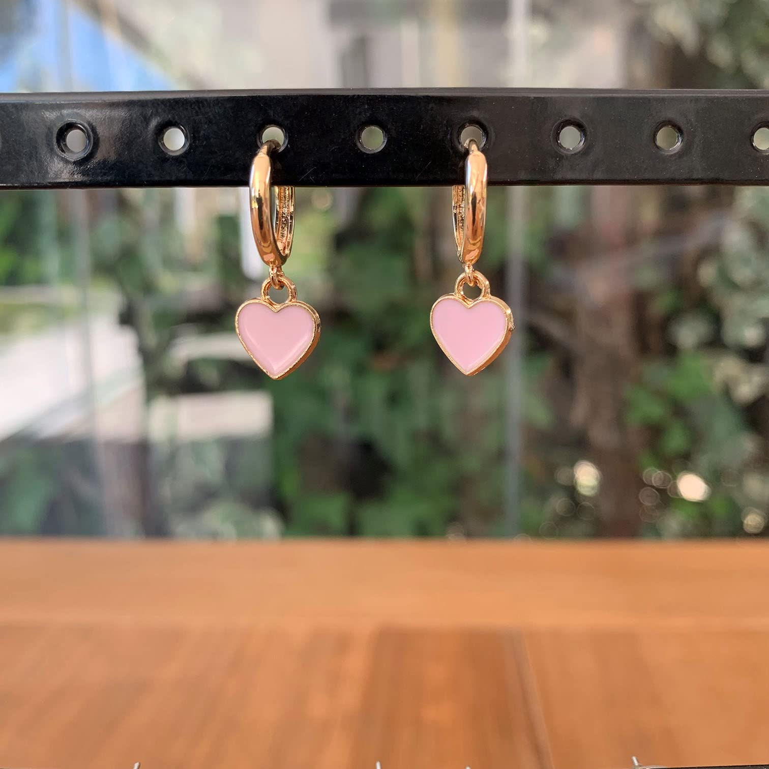 Petites Créoles Dorées Plaquées Or 14K avec Cœurs Rouges ou Roses – Boucles d’Oreilles Légères Femme – Bijou Romantique Élégant – Idée Cadeau Saint-Valentin Anniversaire – ASTER ALHELÍ