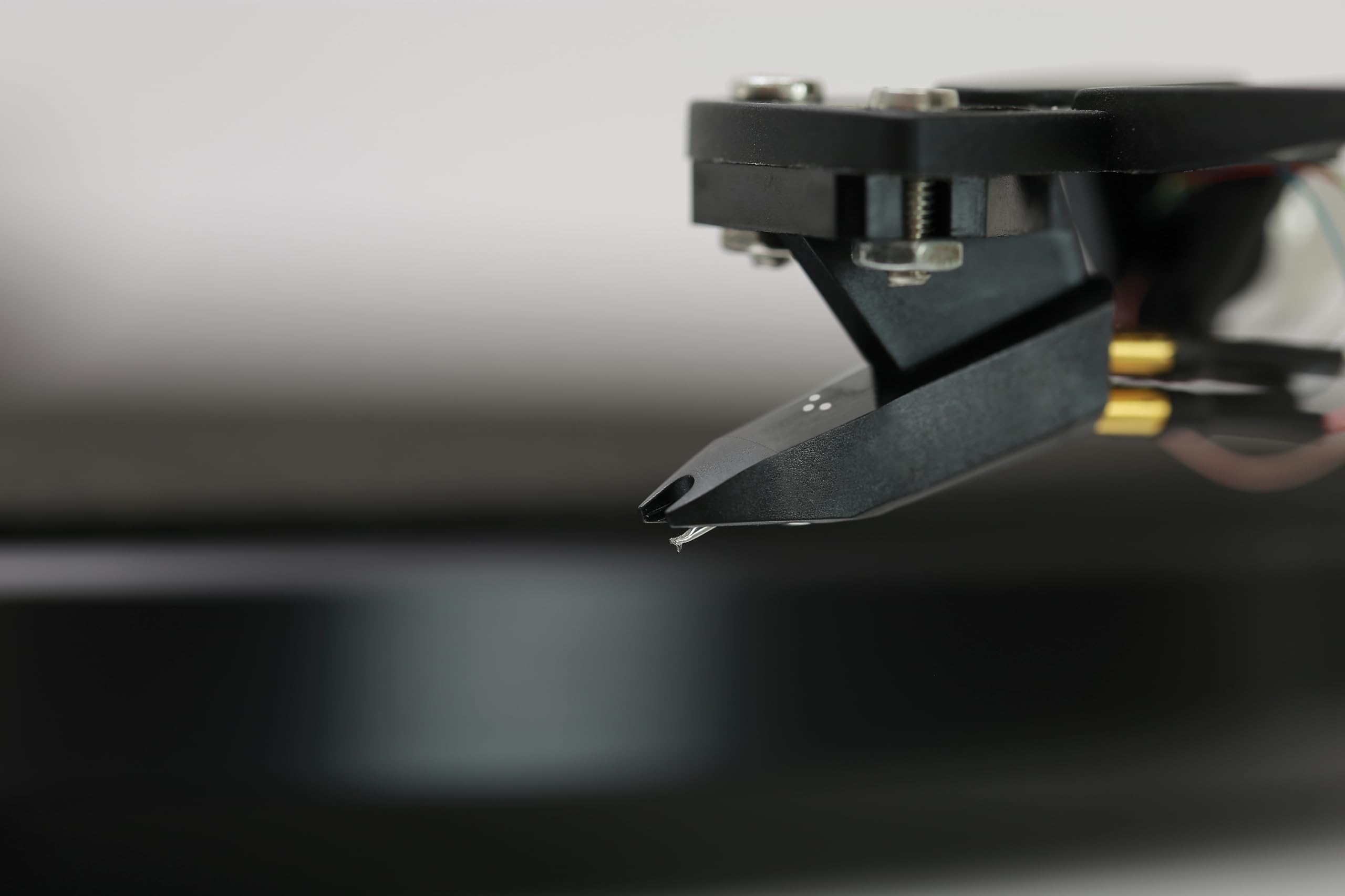 Dynavox HFC-50, Limpiador eléctrico para Agujas de Tocadiscos, Incl. líquido de Limpieza, Funcionamiento a batería, Negro