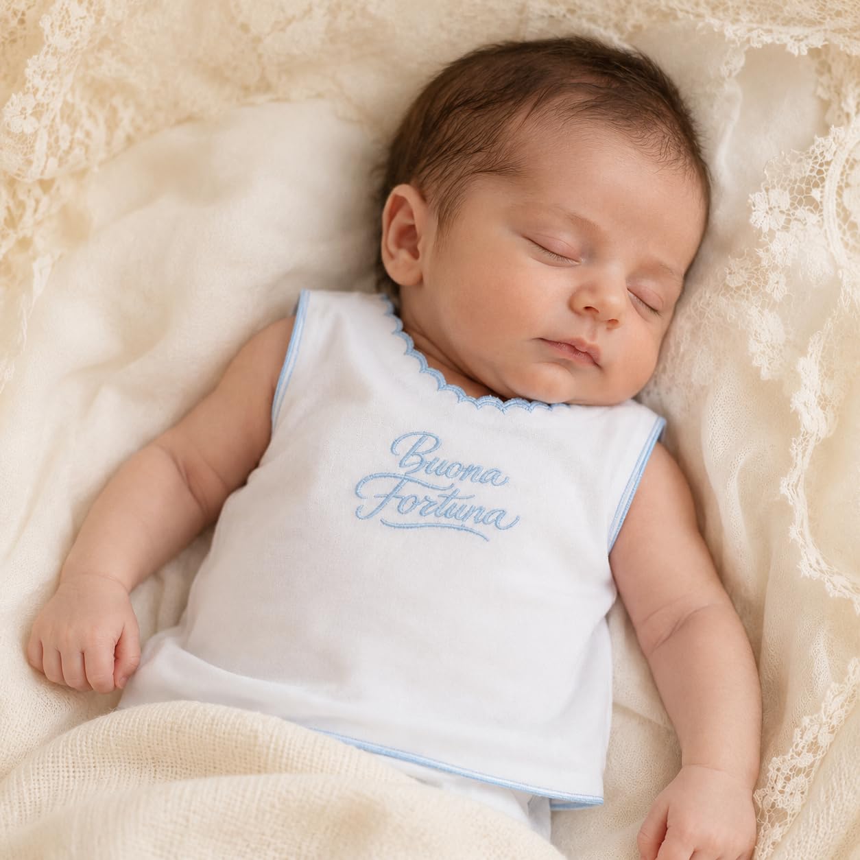 Kit Buona Fortuna Neonato Made in Italy 2 Pezzi, Camicina della Fortuna e Bavaglino 100% Cotone Percalle, Ricamo Elegante, Idea Regalo Corredino Nascita Se Camicino e Bavetta