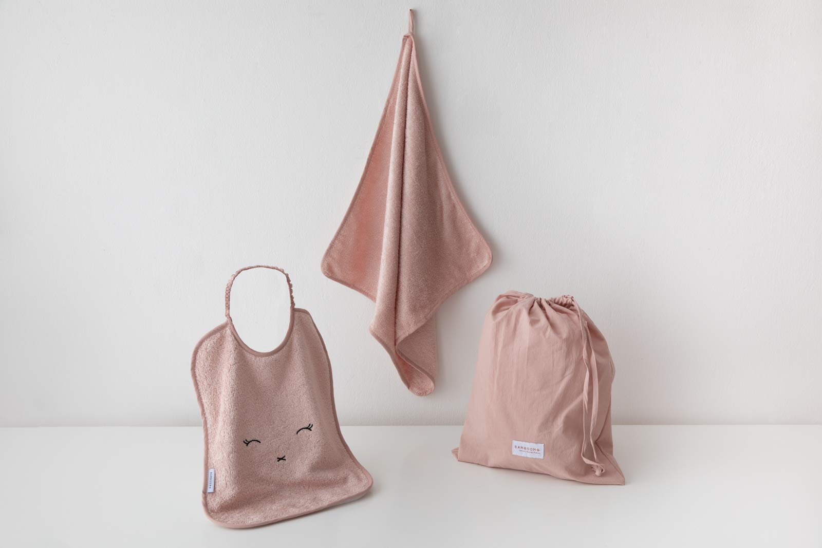 Bamboom Set Asilo 3 Pezzi: Bavaglino Xl, Asciugamano e Sacca Porta Oggetti, in Soffice Fibra di Bambù Organico, Bath Set Toddler: Towel + Bag + Bib, Rosa - 220 g