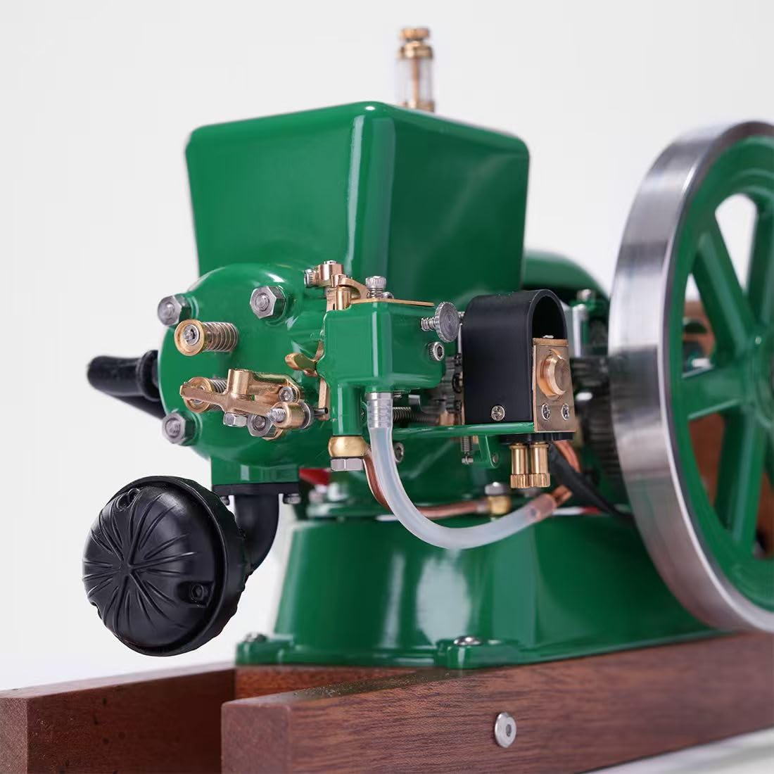 Benzinmotor-Modellbausatz, Retrol & OKMO Miniatur-Einzylinder-4-Takt-wassergekühlter horizontaler Benzinmotor mit Holzdisplayständer & Zündanlage, Retro-industrielles mechanisches Sammlerstück