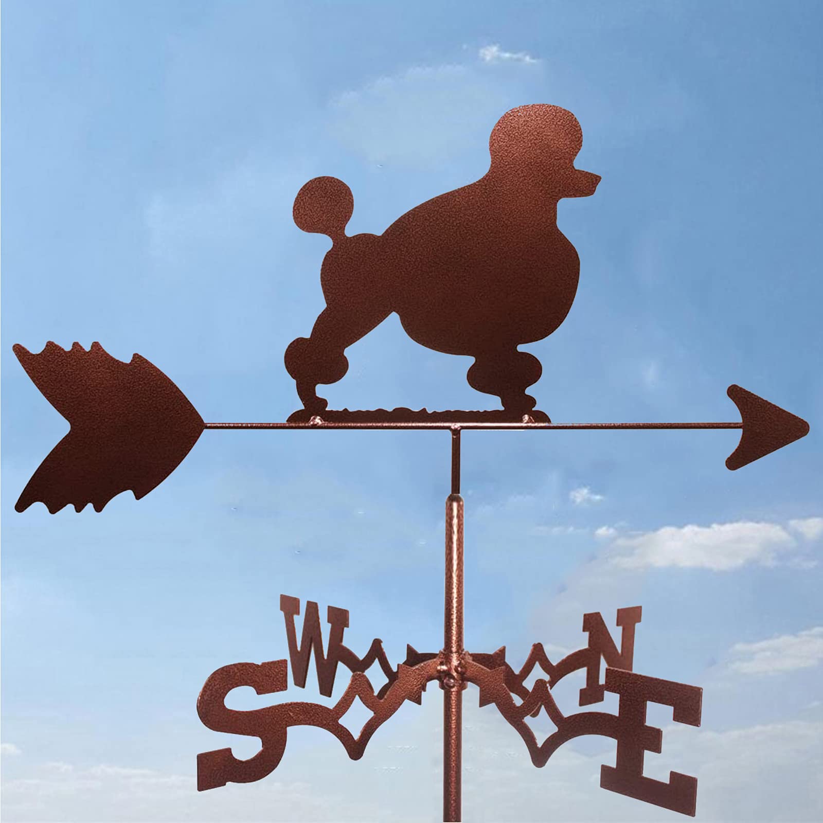 Dekoracyjny wiatrowskaz do przymocowania do słupka ogrodowego ze stali nierdzewnej, przedstawiający zrównoważoną scenę wiejską i kierunek wiatru. Dekoracyjny stojak dla zwierząt.