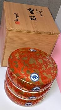 2代目叶松谷(人間国宝)の作品　赤地金箔散家紋　重箱 Amazon.co.jp: 2代目叶松谷(人間国宝)の作品 赤地金箔散家紋
