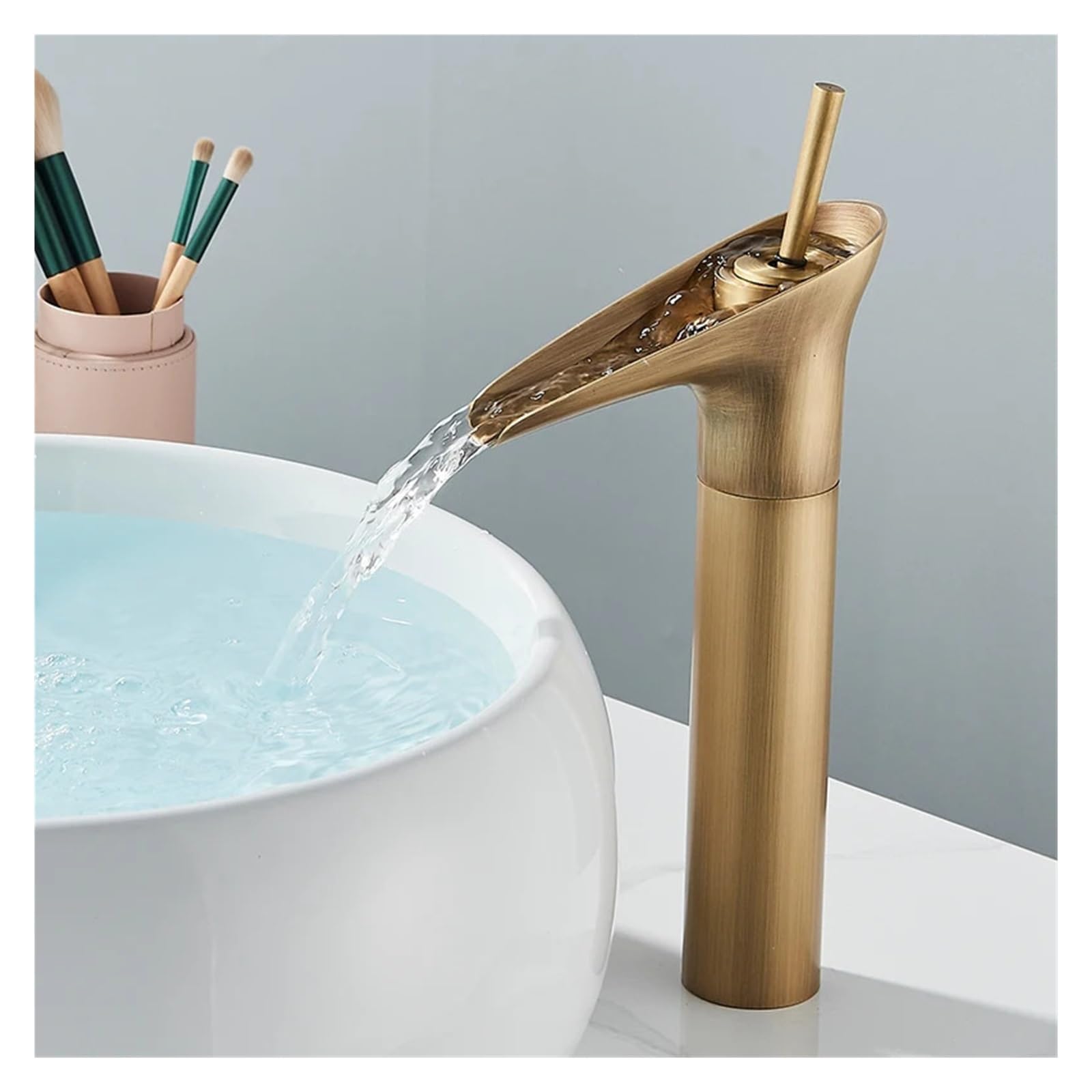 Robinet mitigeur vintage contre les éclaboussures et variations d'eau