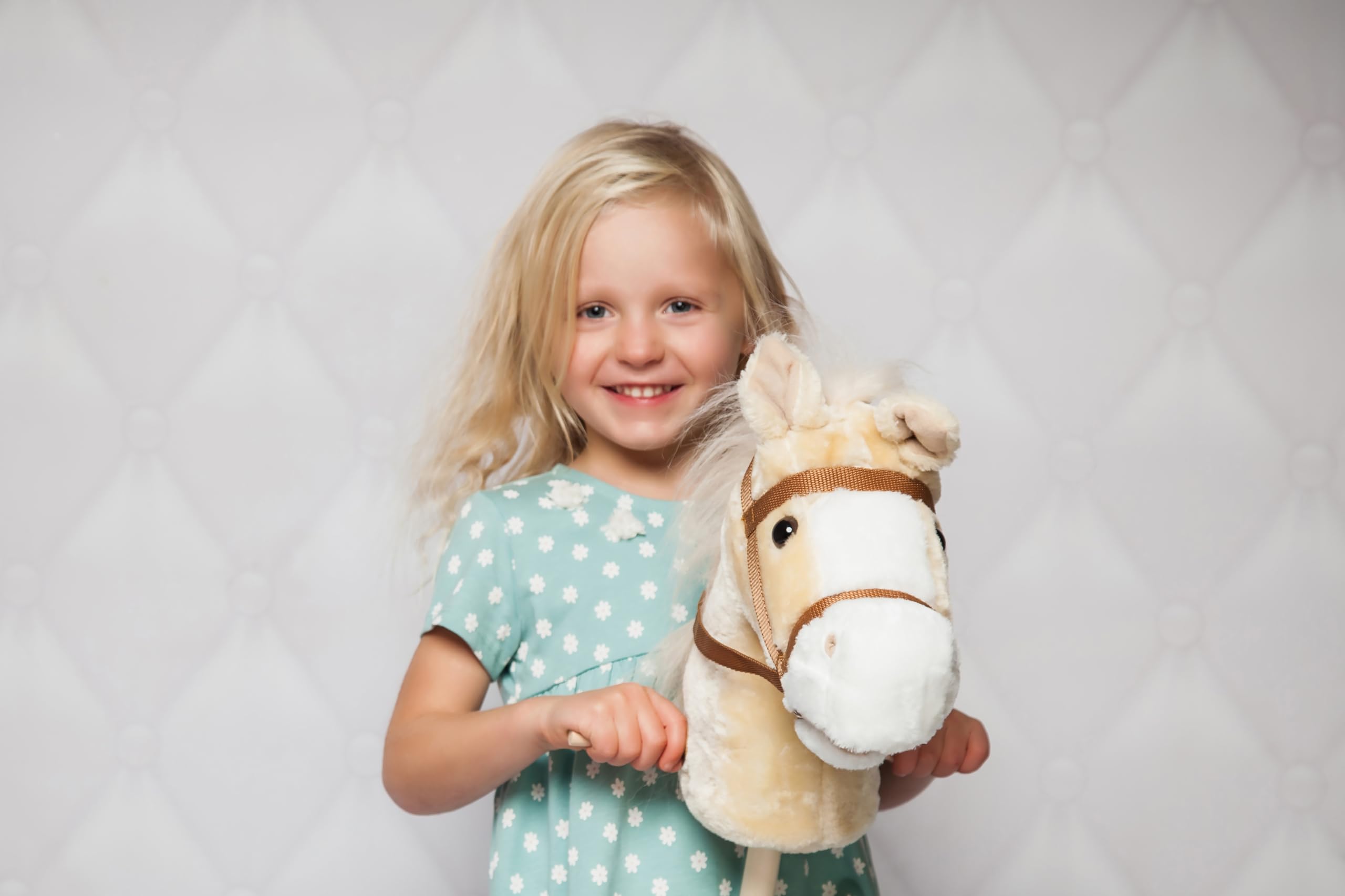 Knorrtoys 40101 - koń na kiju "Sugar", jasnobrązowy