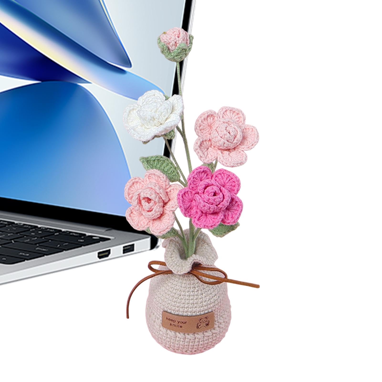 Flores de ganchillo hechas a mano en pequeñas plantas de maceta decorativa