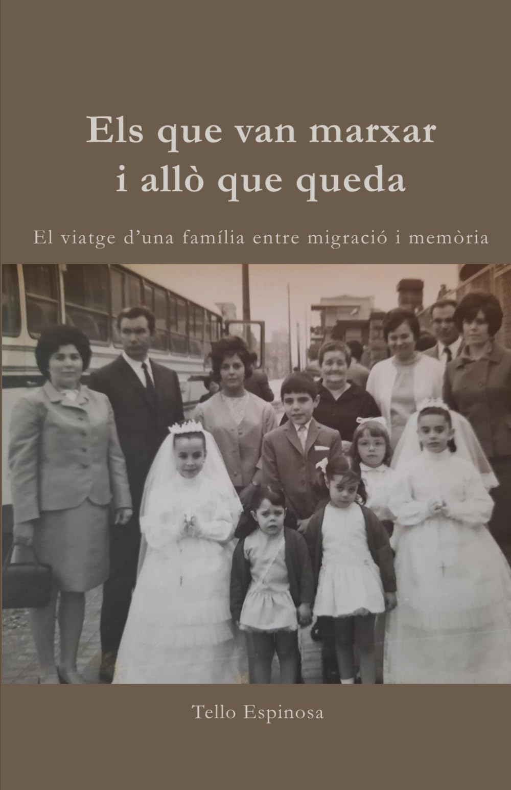 Els que van marxar i allò que queda: El viatge d'una família entre migració i memòria