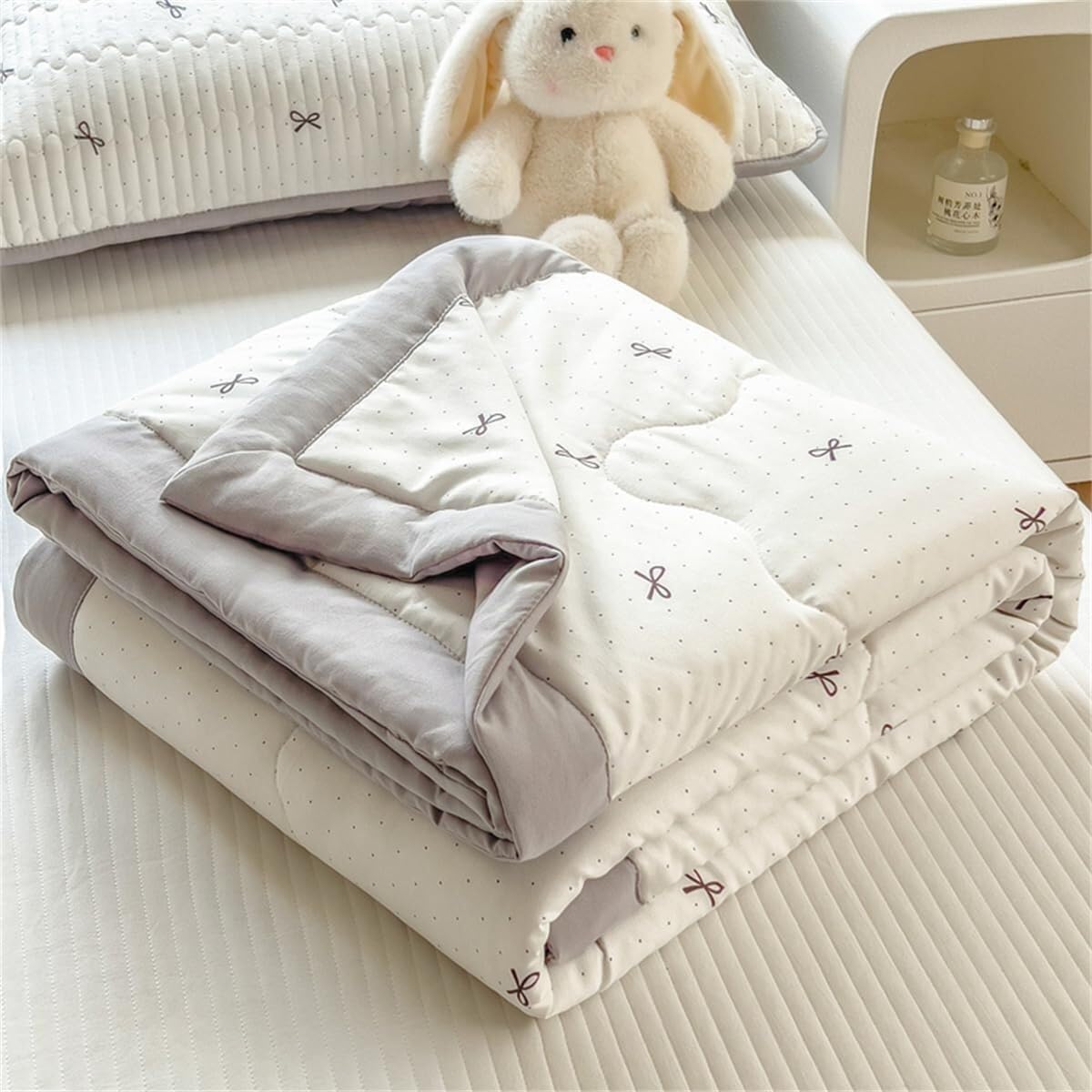 VUIKLCty Modern And Elegant Quilted Bedspread Summer Cooling Blanket, Machine Washable(Gray Bow,200x230cm)
