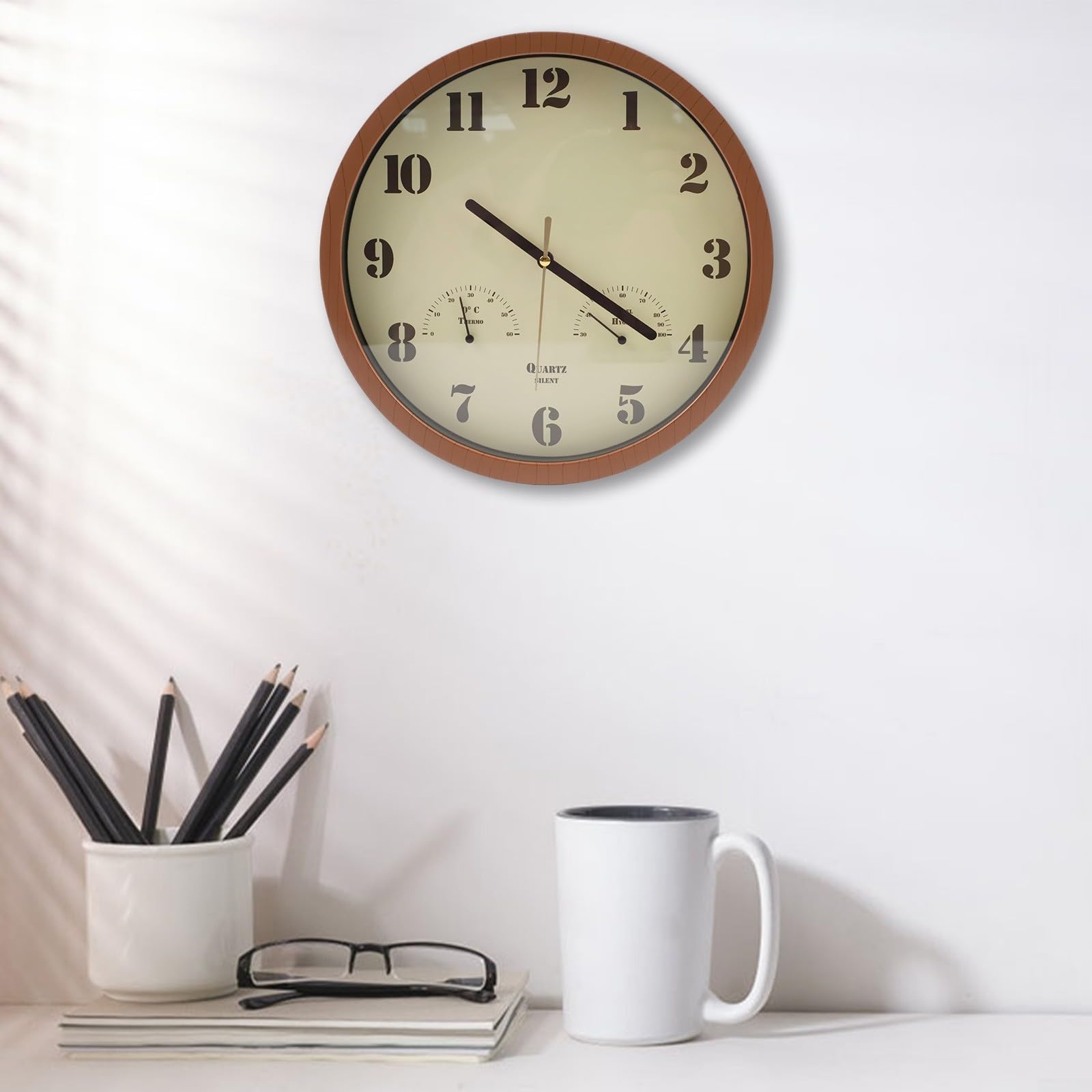 Reloj resistente a la intemperie para patio con termómetro analógico e higrómetro, movimiento de cuarzo silencioso, apto para uso en interiores en cocina o Lanai (marrón oscuro)
