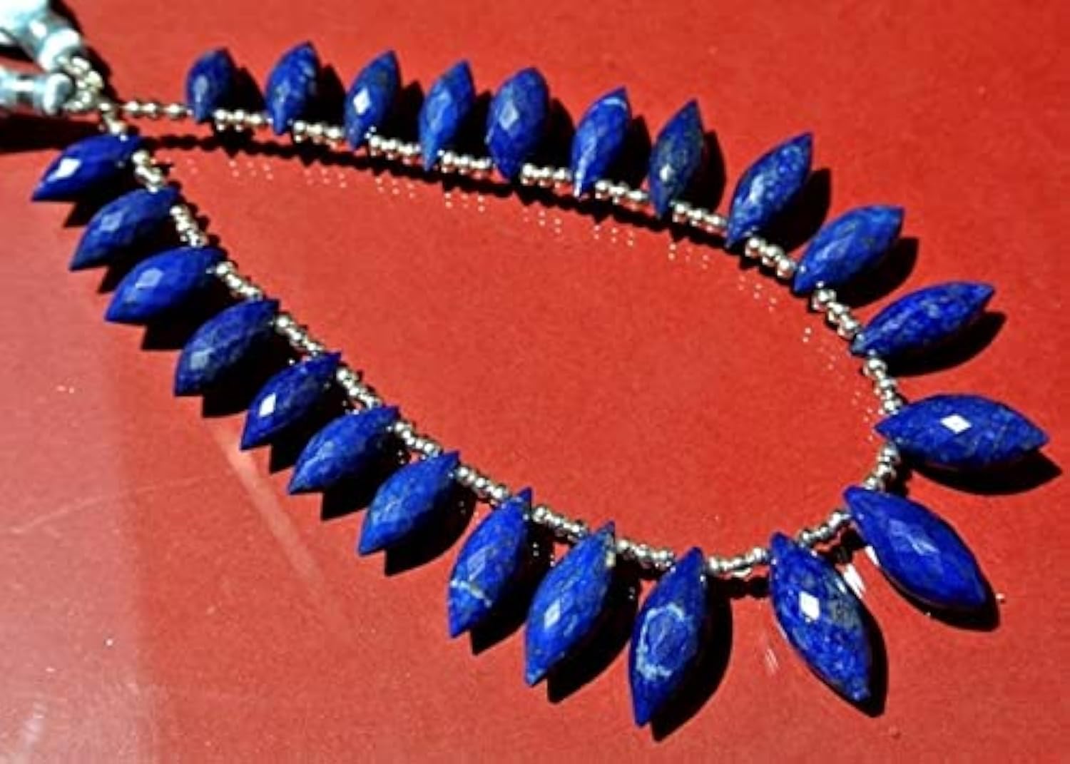 Lapis lazuli rang de perles pour offrir un bijou d'anniversaire personnalisé