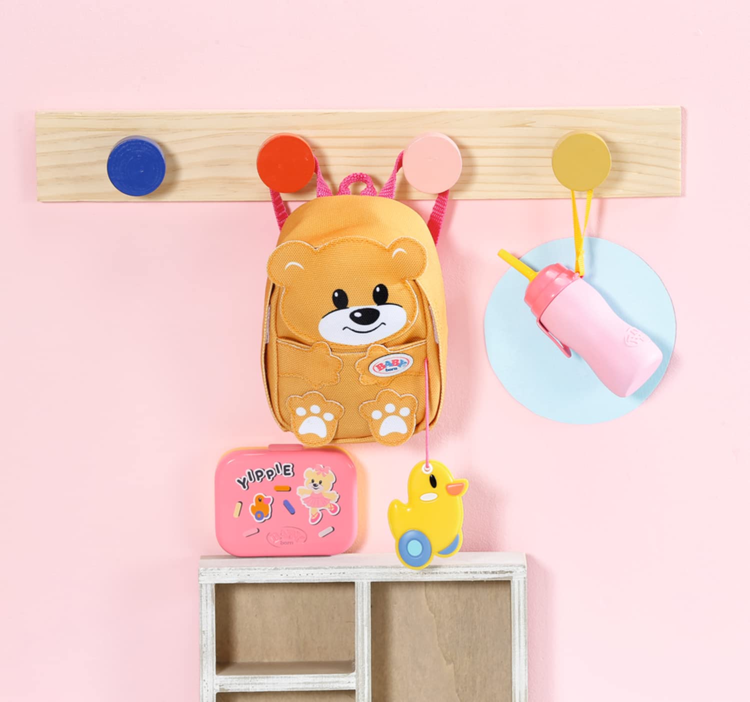 BABY born Kindergarten Ensemble Sac-à-Dos 834961 - Accessoires pour poupées Comprend 1 Sac-à-Dos en Forme d'ours avec Une étiquette Canard, 1 boîte-Repas & 1 biberon - Dès 3 Ans