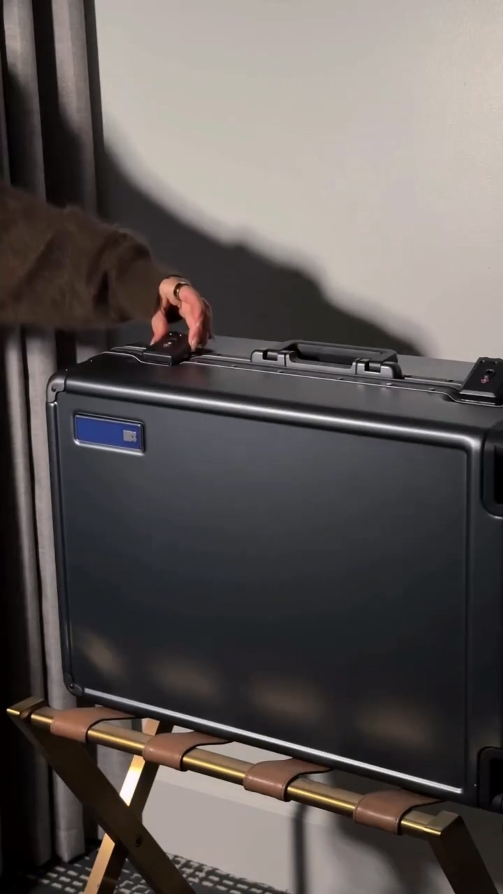 Amazon.com | LEVEL8 Zipperless Checked Luggage with Aluminum Frame