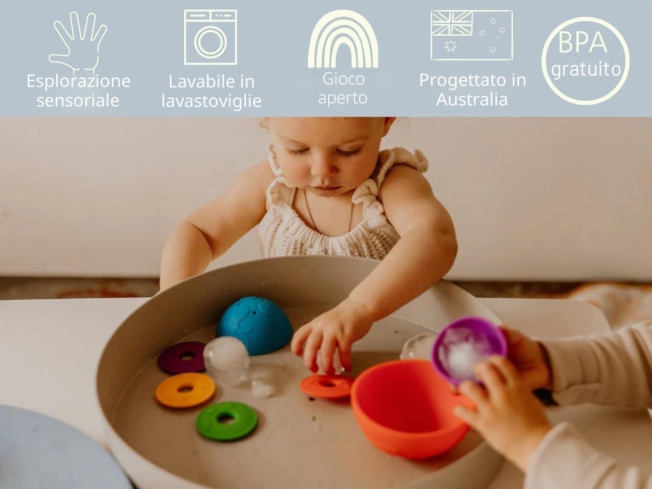 Jellystone Designs, Vassoio da Gioco Tray Play 2 in 1 con Coperchio, Gioco Sensoriale per Bambini dai 3 Anni di età, in Fibra di bambù e Melamina, Soft Blue, 35,5X 6 cm