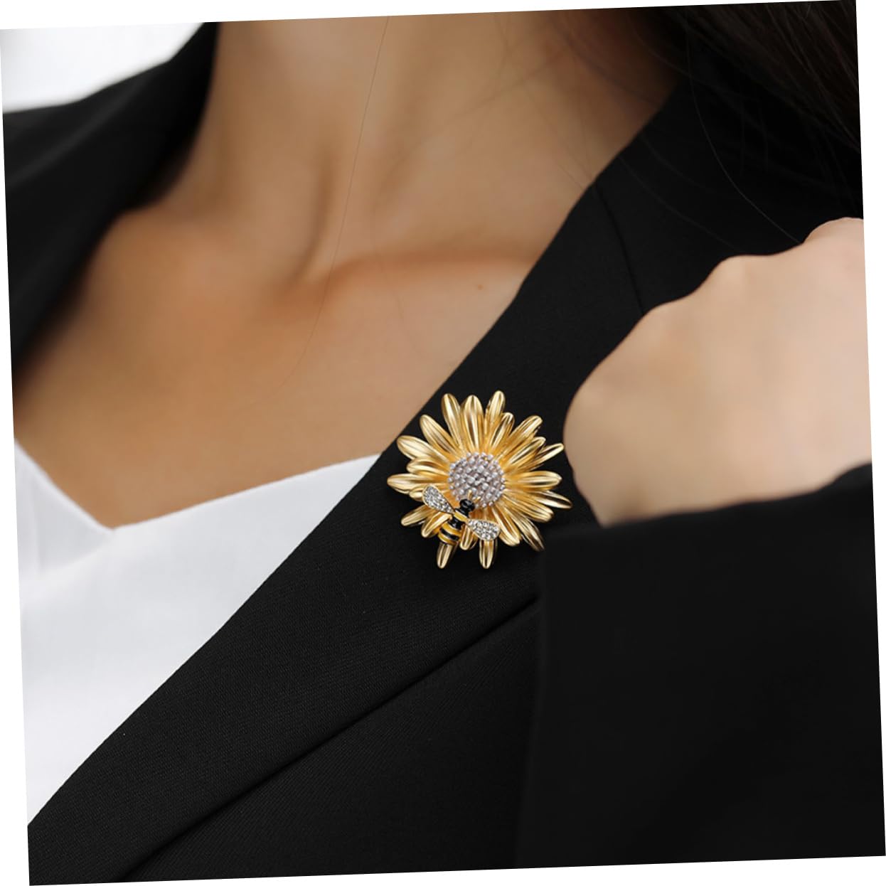 GALPADA Unique 1pc Creative Daisy Bee Brooch Pin Fashionable Personality Clothing Accessory for Party Wedding